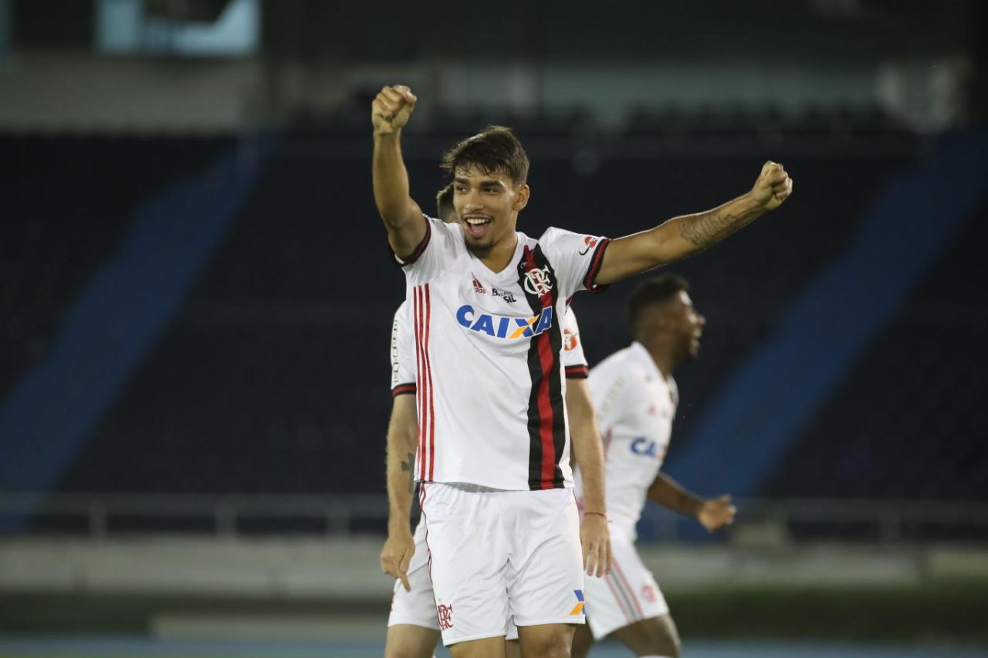 Paquetá em treino do Flamengo no palco do jogo desta quinta