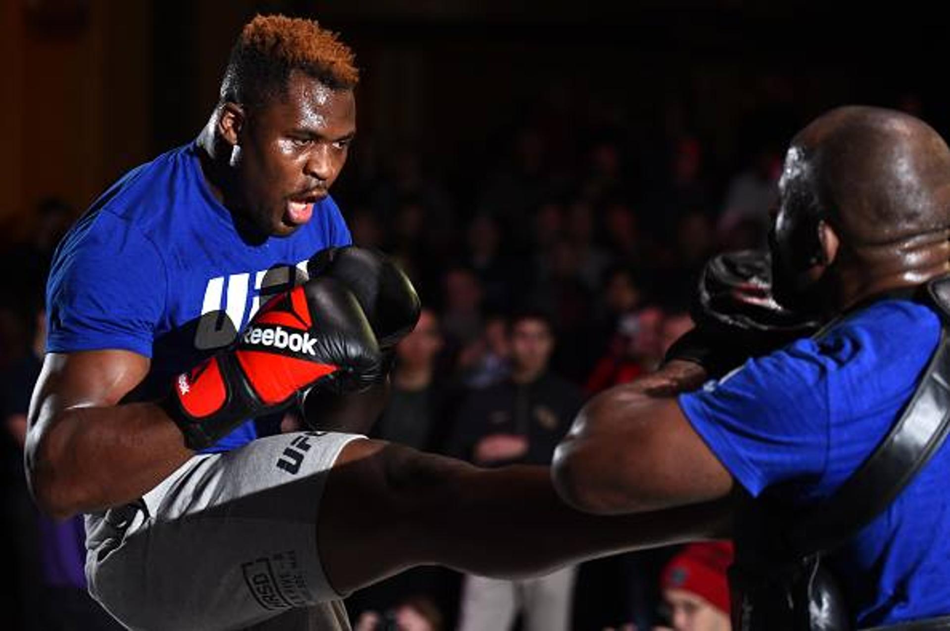 Francis Ngannou participa de treino aberto do UFC 218