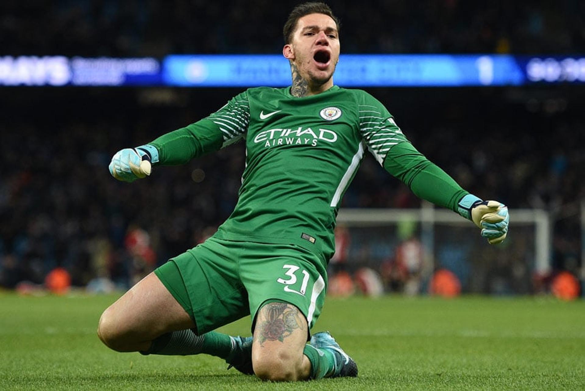 Ederson (Manchester City) - Atuação segura e sem culpa no gol do Southampton, derrotado por 2 a 1. Na 12ª vitória seguida do City, o goleiro brasileiro esbanjou categoria com os pés - inclusive, foi ovacionado pela torcida após dominar uma bola.