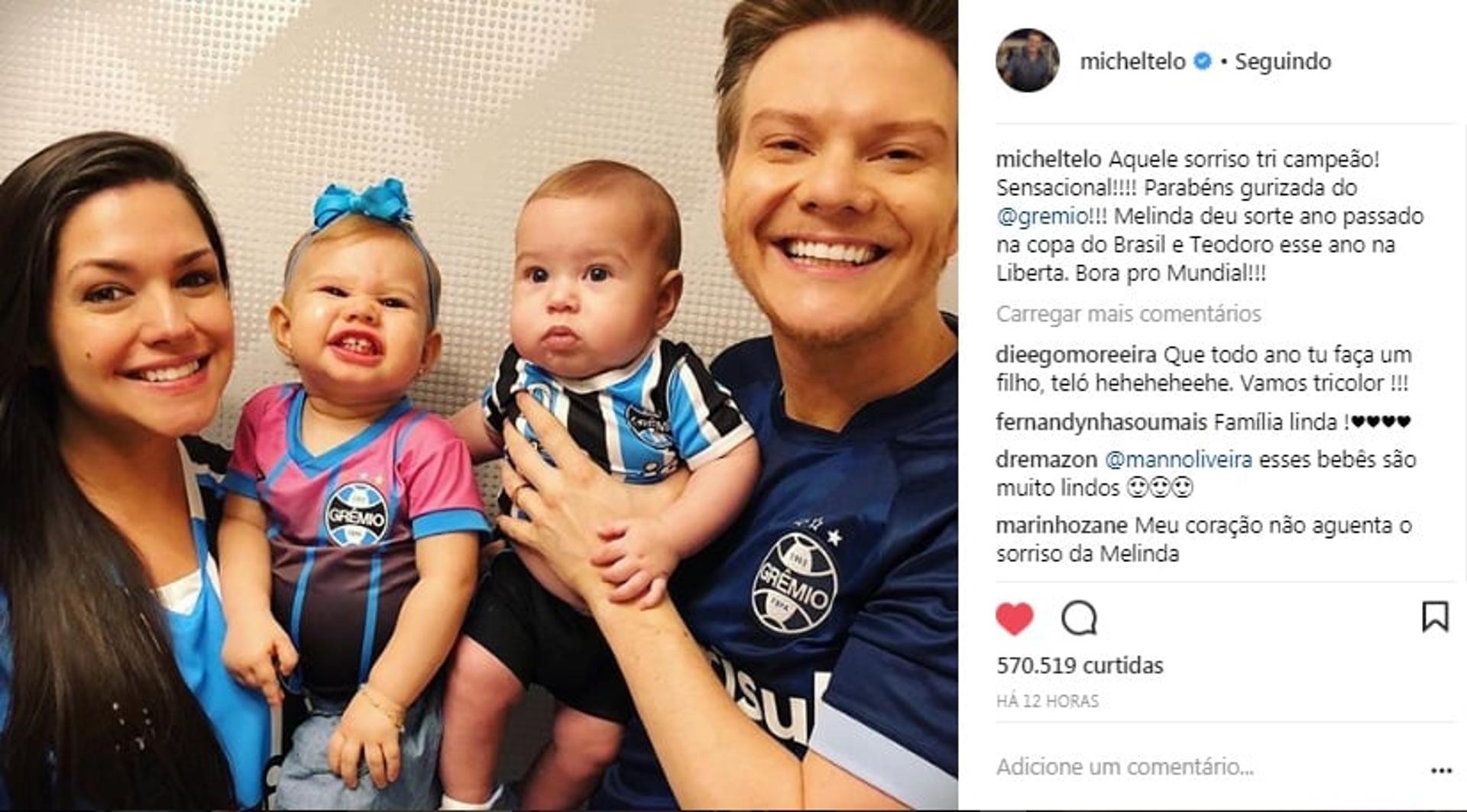 O cantor sertanejo Michel Teló compartilhou a foto com a família campeã, na legenda, o cantor destacou os pés-quentes da família: Melinda e Teodoro