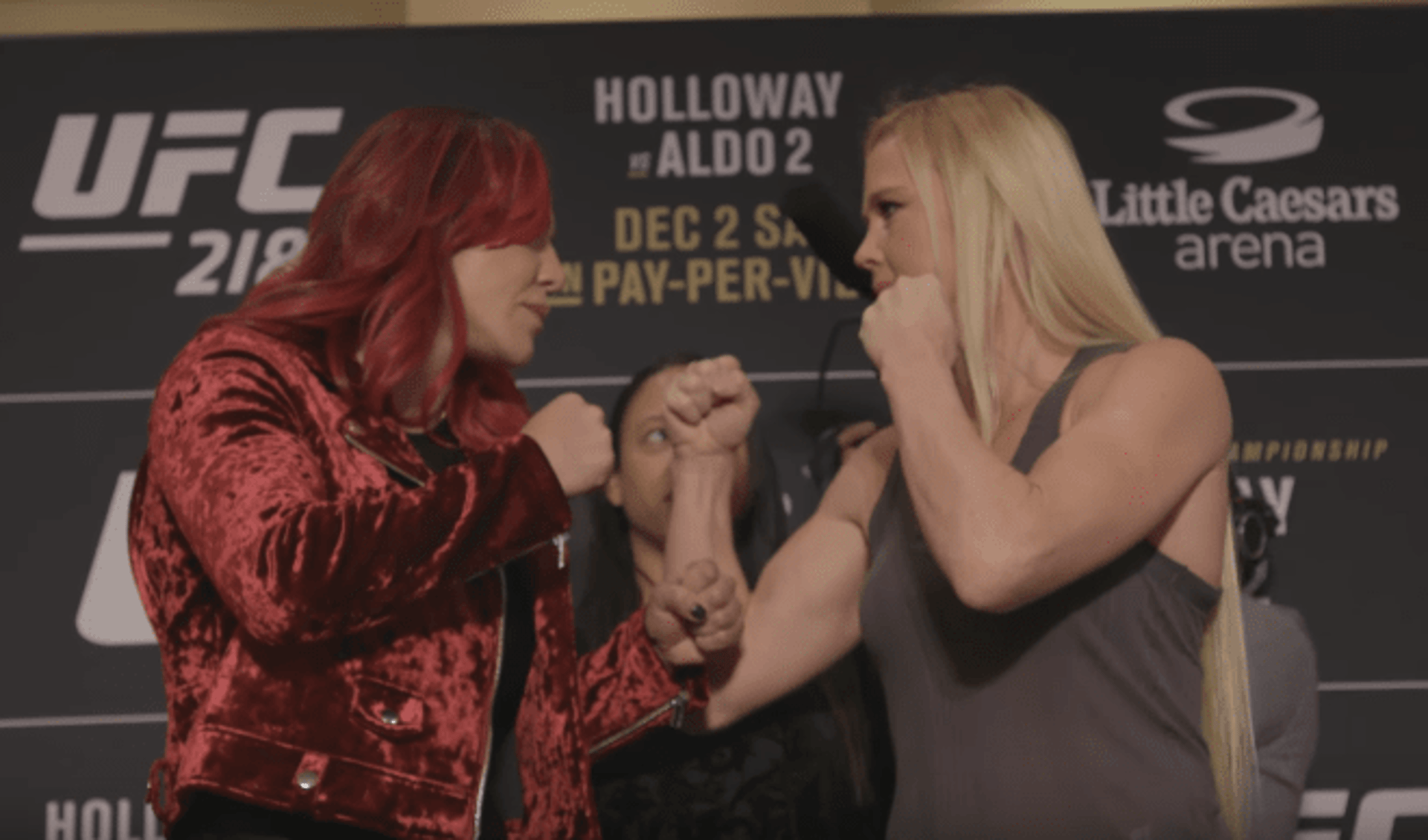 Cris Cyborg encara Holly Holm antes de disputa de cinturão no UFC 218