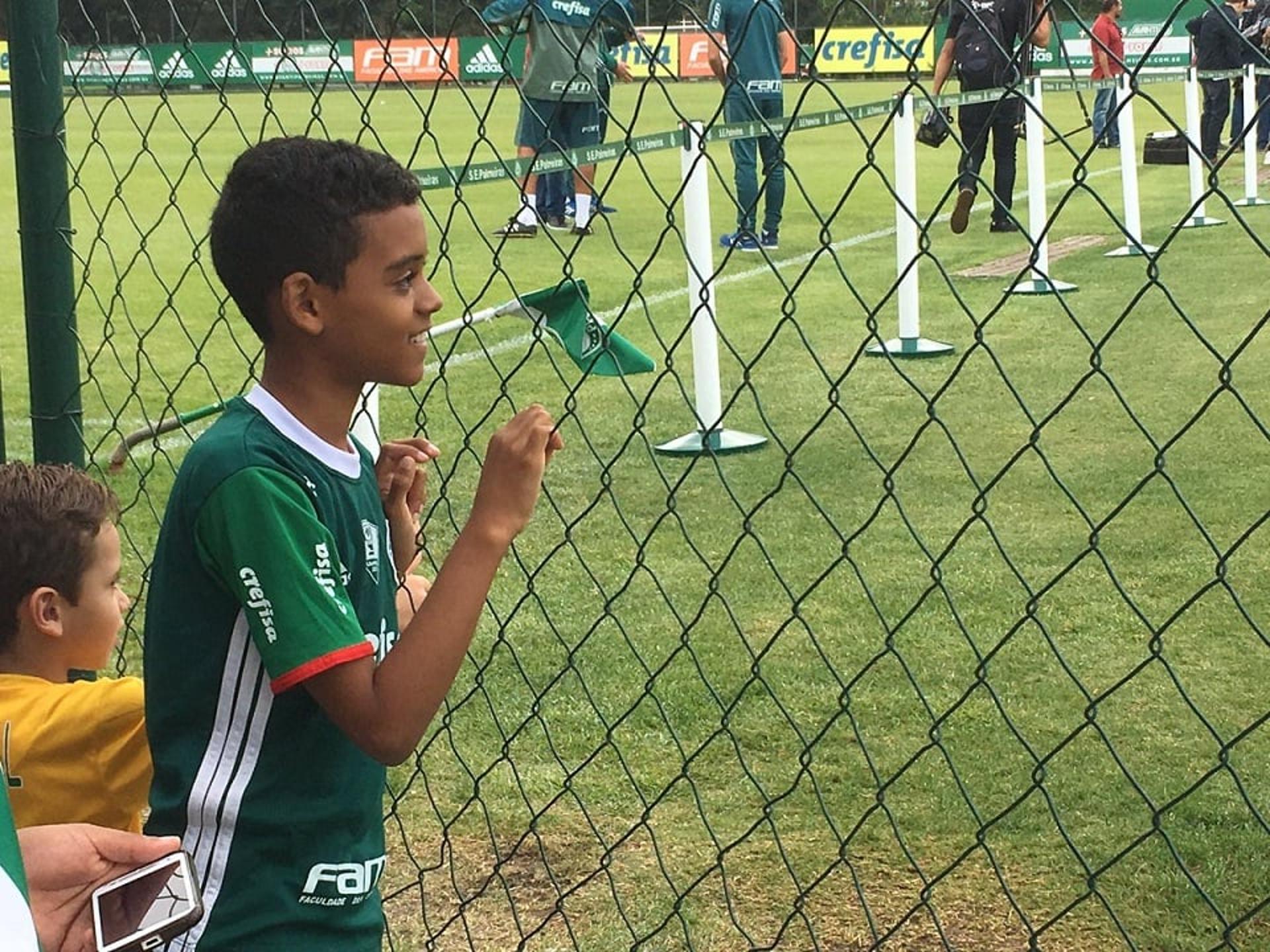 Guilherme assistindo ao treino