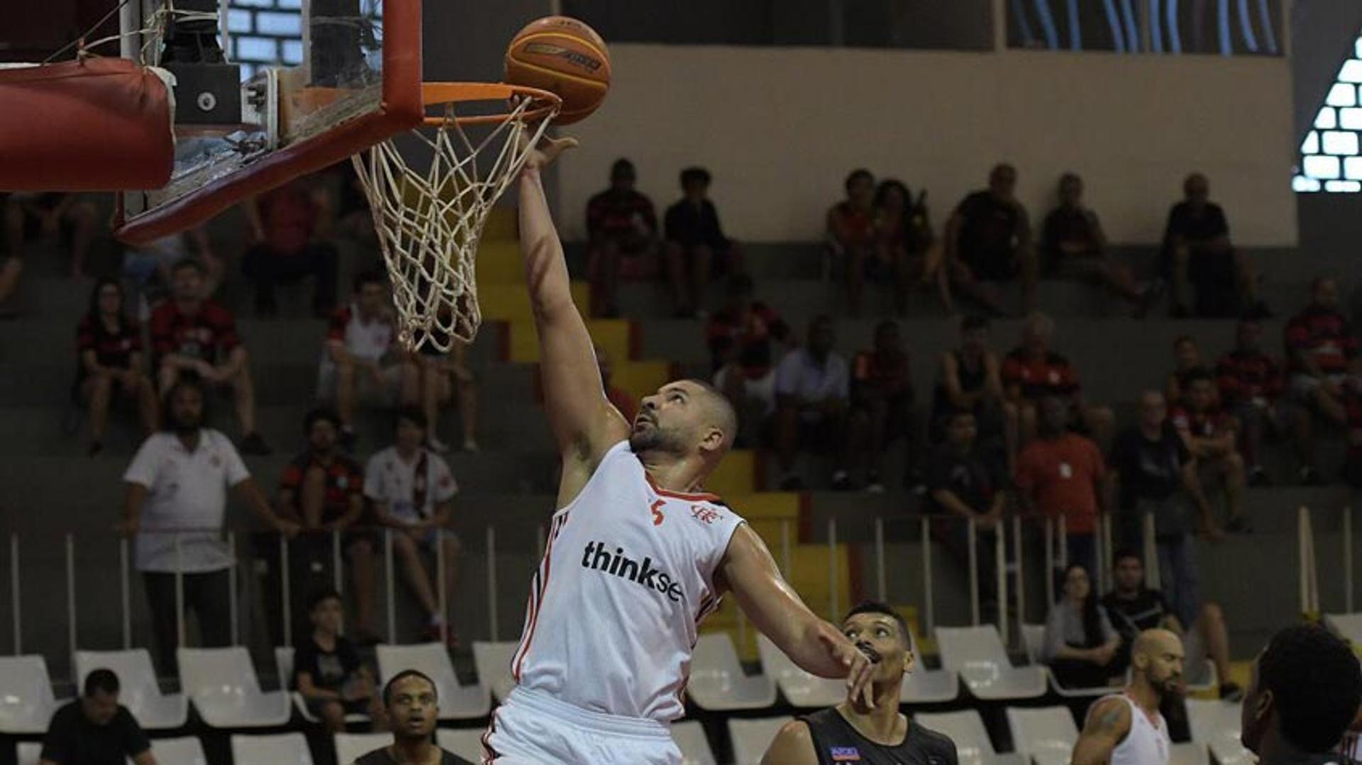 Flamengo, do ala/pivô Olivinha, segue na quarta colocação do NBB CAIXA