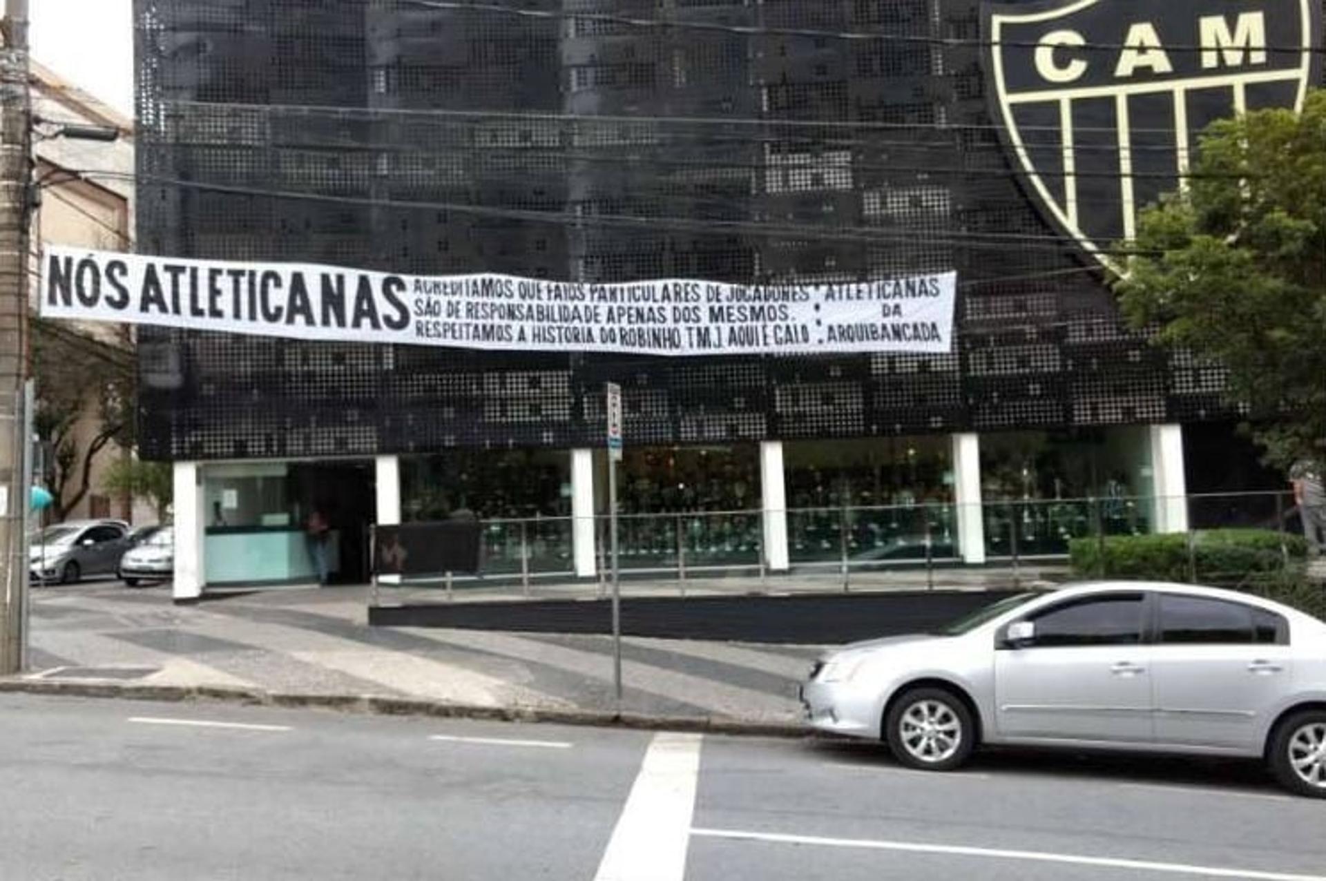 grupo de torcedoras do Atlético faz manifestação de apoio ao atacante Robinho