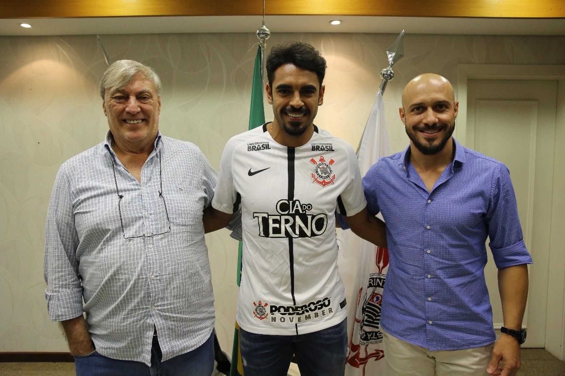 Júnior Dutra posa com dirigentes do Corinthians após assinar contrato