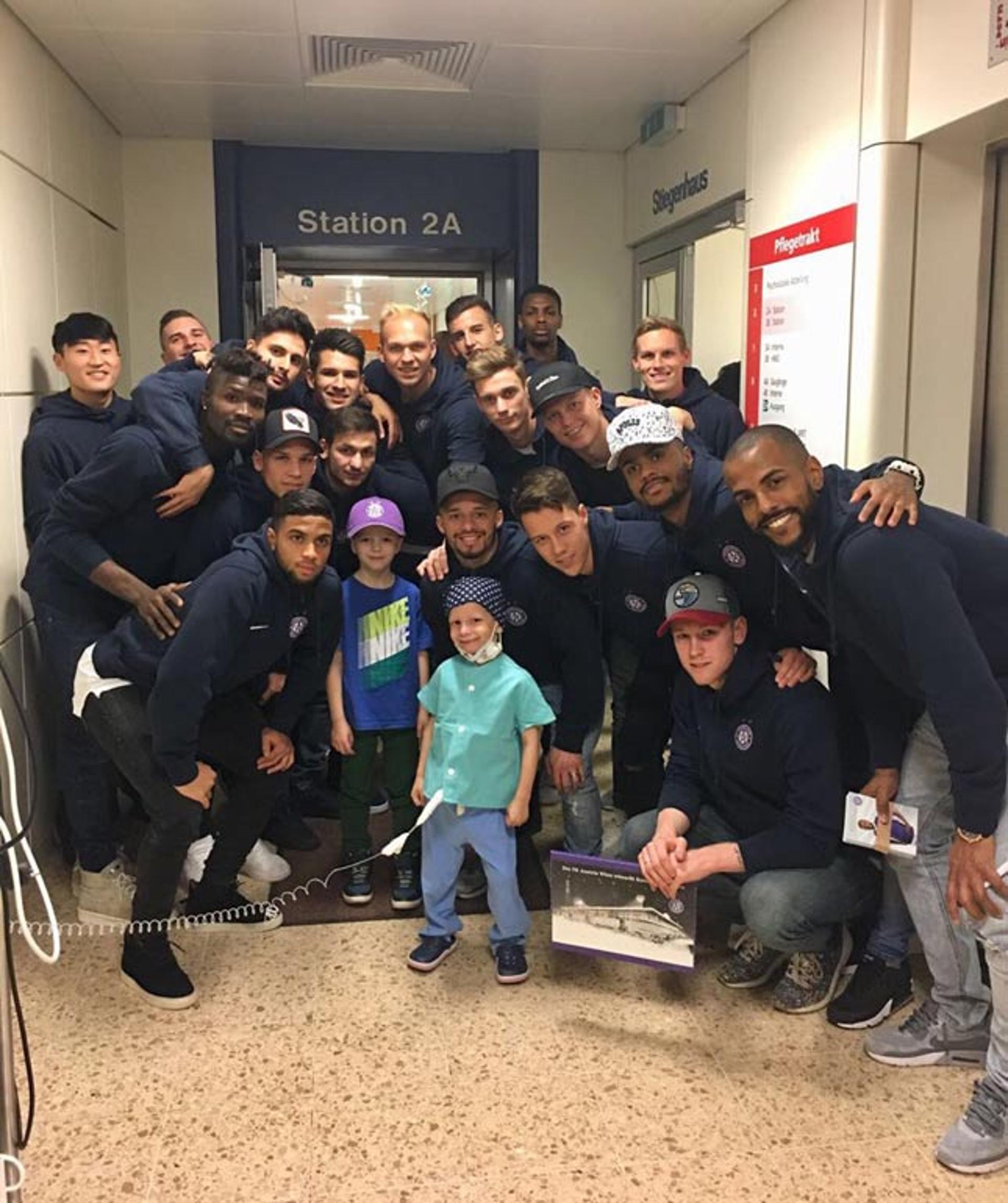 Jogadores do Austria Viena visitam hospital St Anna Kinderspital