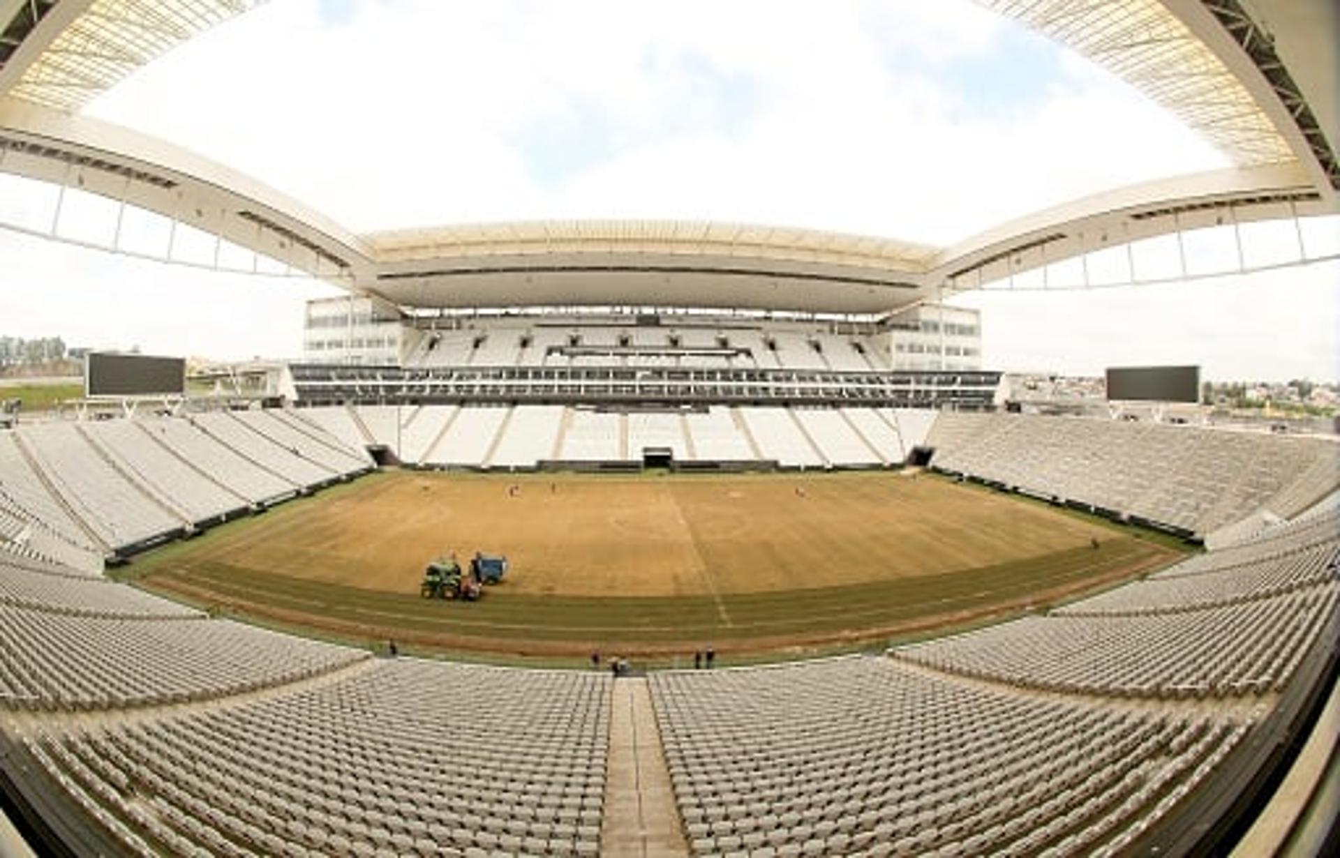 Arena Corinthians passa por reforma do gramado