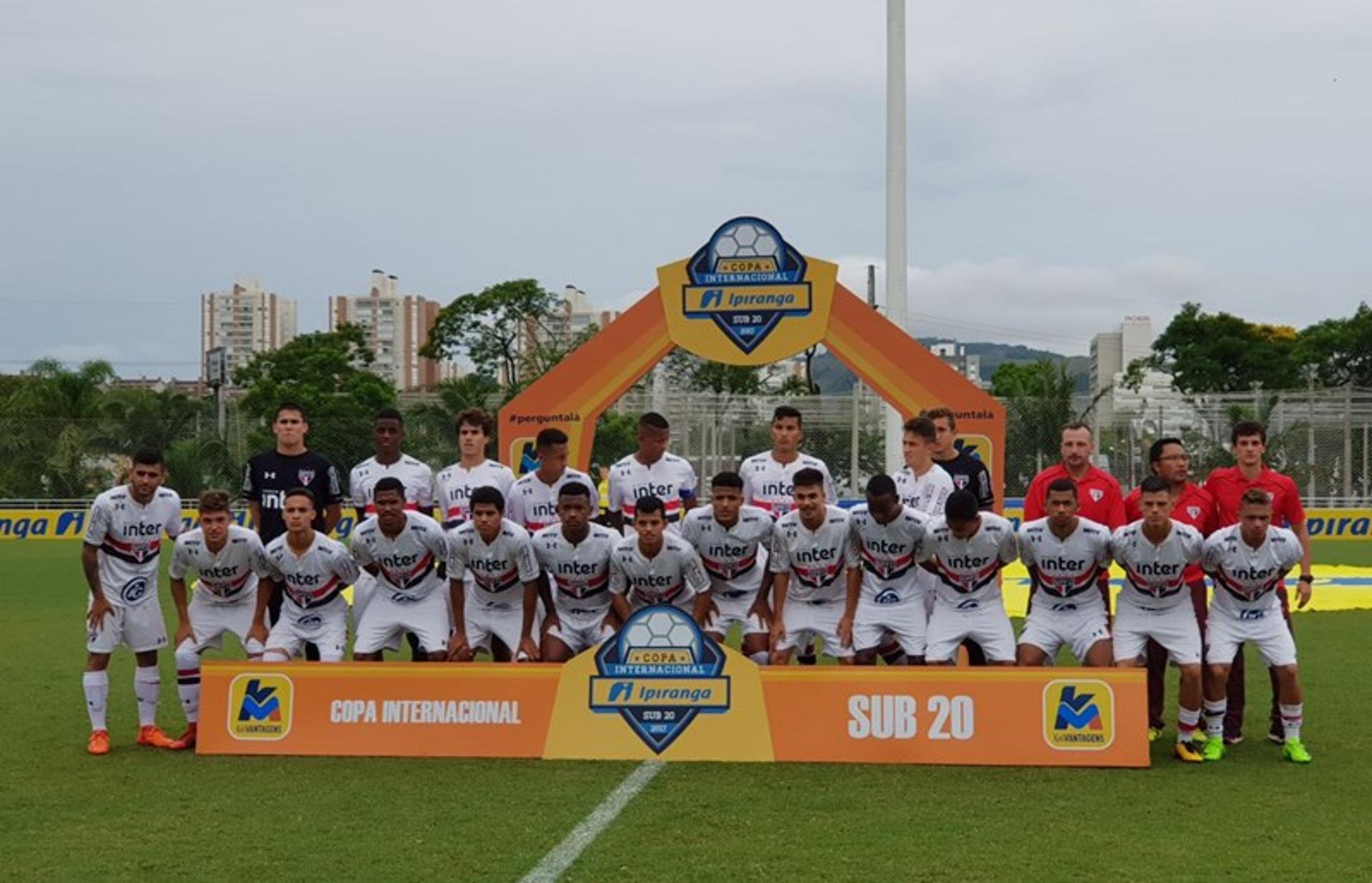 A base vem forte! Como já tem virado tradição no São Paulo, o sub-20 fechou mais uma temporada com títulos. Os garotos comandados pelo técnico André Jardine faturaram a Copa Ouro e a Copra RS em 2017 e mostraram que podem dar conta do recado no profissional. O LANCE! lista os nomes que podem pintar no time de cima do Tricolor na próxima temporada.<br><br>&nbsp; &nbsp; &nbsp; &nbsp; &nbsp; &nbsp; &nbsp; &nbsp; &nbsp; &nbsp; &nbsp; &nbsp; &nbsp; &nbsp; &nbsp; &nbsp; &nbsp; &nbsp; &nbsp; &nbsp; &nbsp; &nbsp; &nbsp; &nbsp; &nbsp; &nbsp; &nbsp; &nbsp; &nbsp; &nbsp; &nbsp; &nbsp; &nbsp; &nbsp; &nbsp; &nbsp; &nbsp; &nbsp; &nbsp; &nbsp; &nbsp; &nbsp; &nbsp; &nbsp; &nbsp; &nbsp; &nbsp; &nbsp; &nbsp; &nbsp; &nbsp; &nbsp; &nbsp; &nbsp; &nbsp; &nbsp; &nbsp; &nbsp; &nbsp; &nbsp; &nbsp; &nbsp; &nbsp; &nbsp; &nbsp; &nbsp; &nbsp; &nbsp; &nbsp; &nbsp; &nbsp; &nbsp; &nbsp; &nbsp; &nbsp; &nbsp; &nbsp; &nbsp; &nbsp; &nbsp; &nbsp; &nbsp; &nbsp; &nbsp; &nbsp; &nbsp; &nbsp; &nbsp; &nbsp; &nbsp; &nbsp; &nbsp; &nbsp; &nbsp; &nbsp; &nbsp; &nbsp; &nbsp; &nbsp;&nbsp;