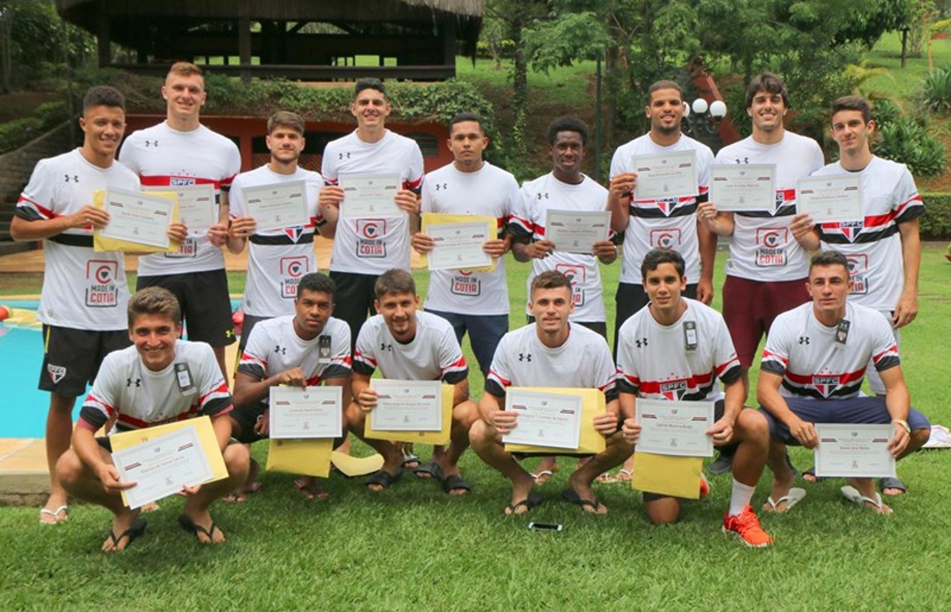 Atletas de Cotia ganham homenagem do São Paulo