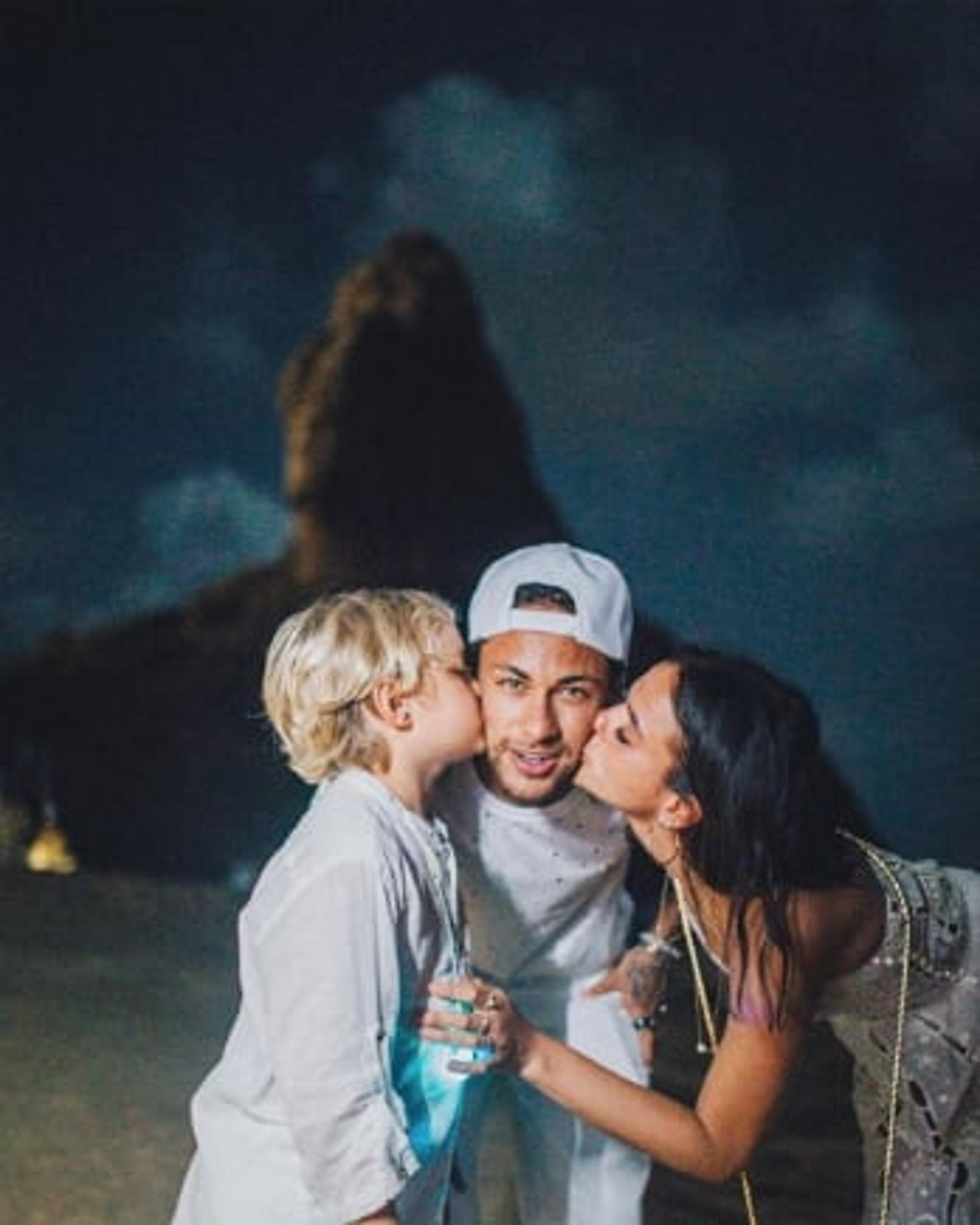 Neymar com Davi Lucca e Bruna Marquezine