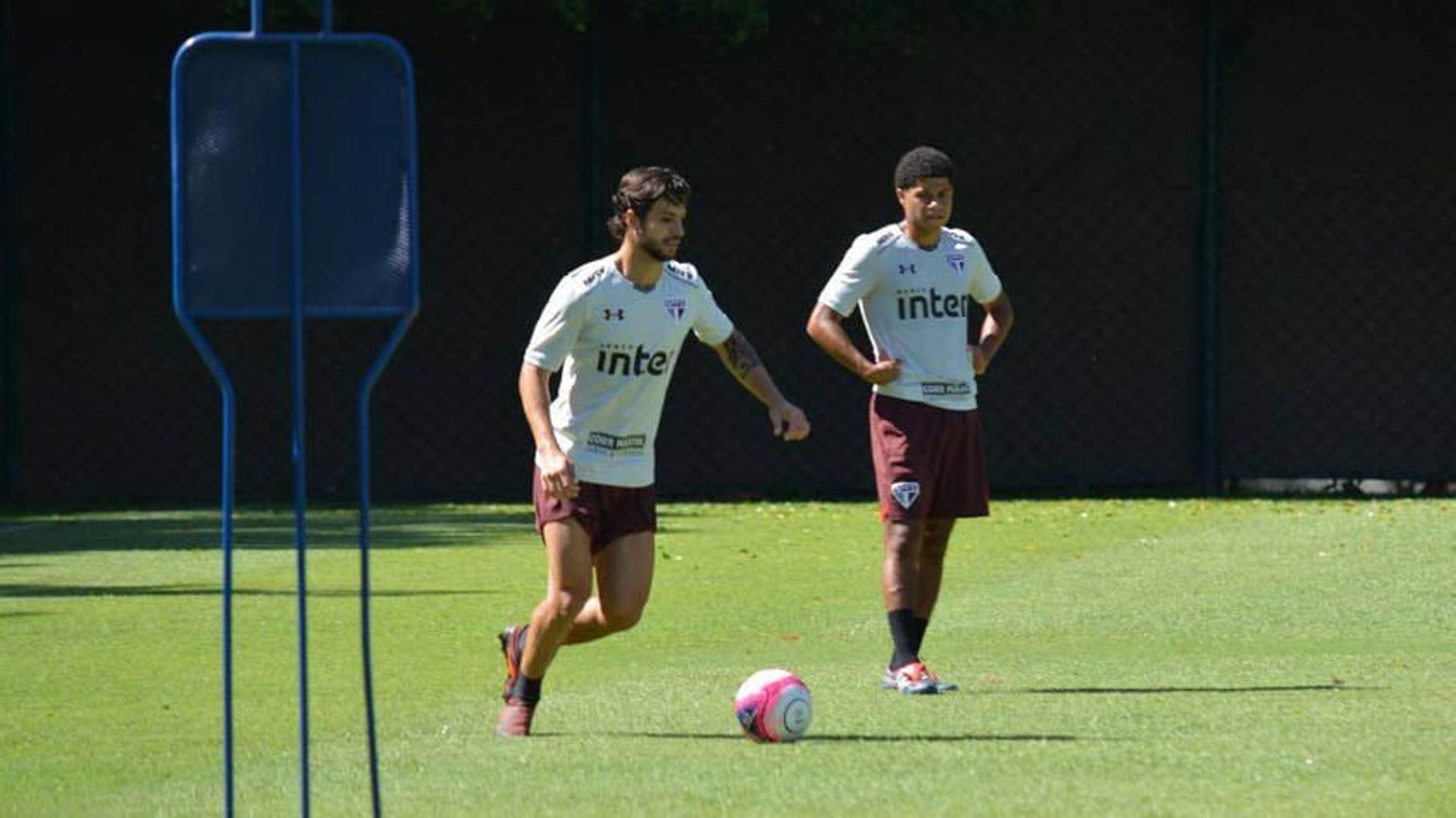 Os meio-campistas Hudson e Gabriel Sara trabalham no CT da Barra Funda