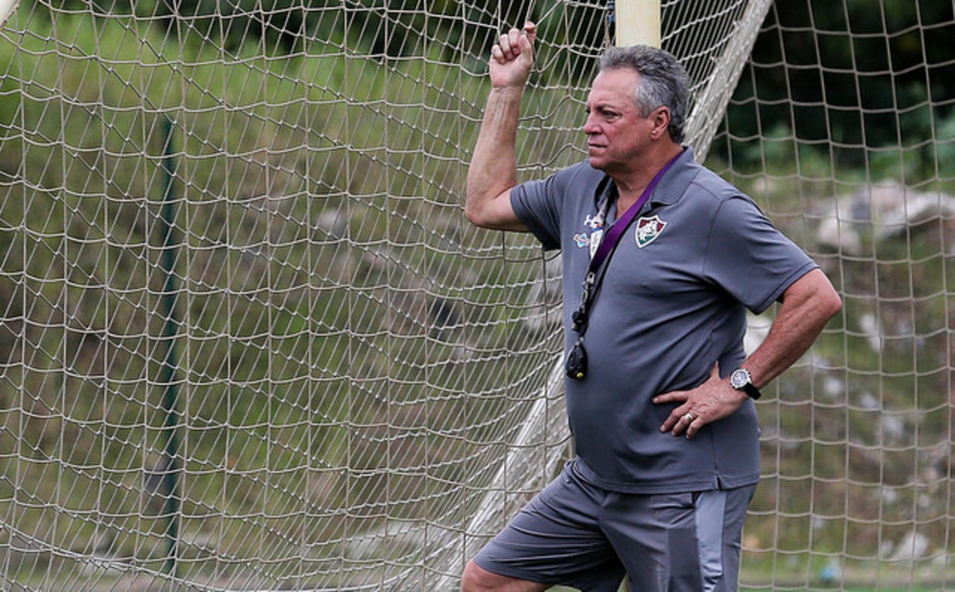 Abel Braga observa treino no Fluminense