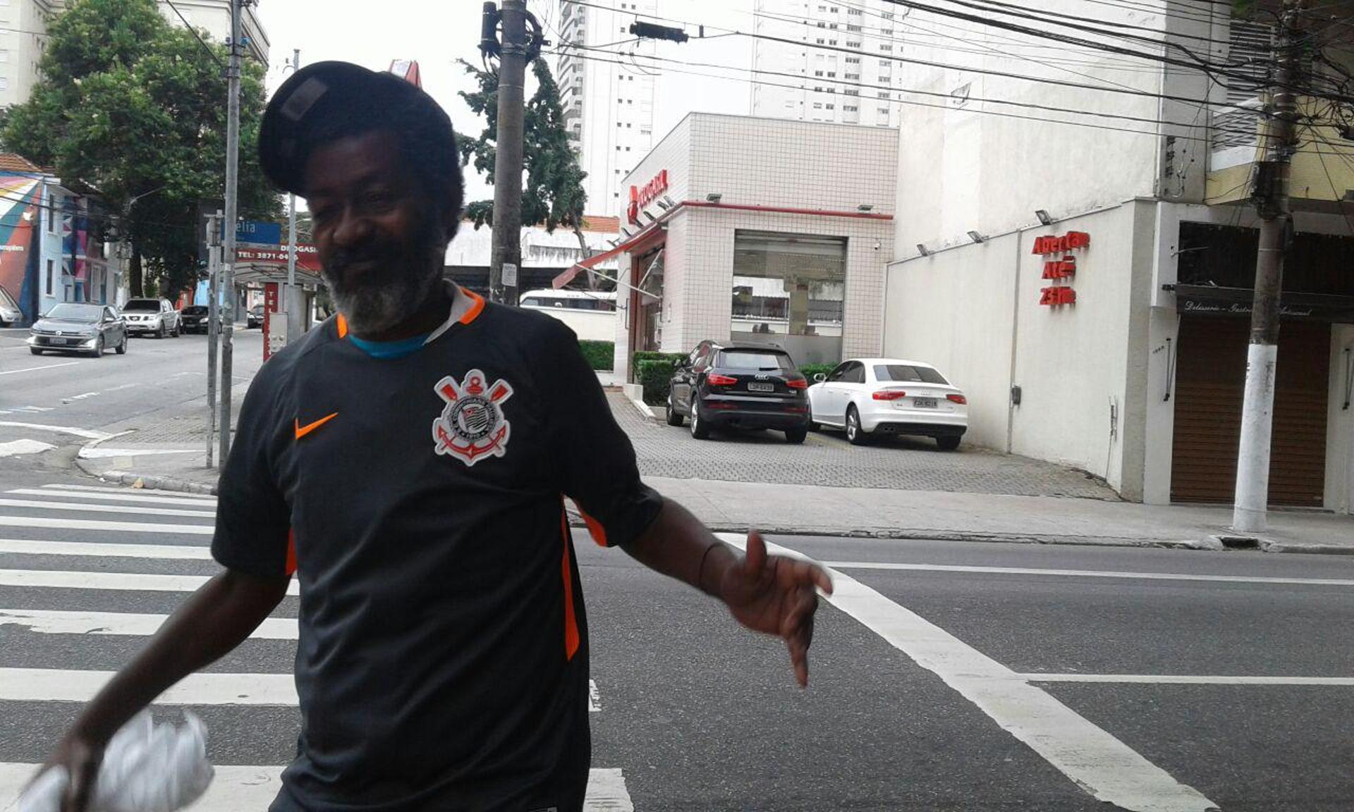 Torcedor Vilson de Paula Afonso ganhou a atual camisa três do Corinthians durante a entrevista ao LANCE!