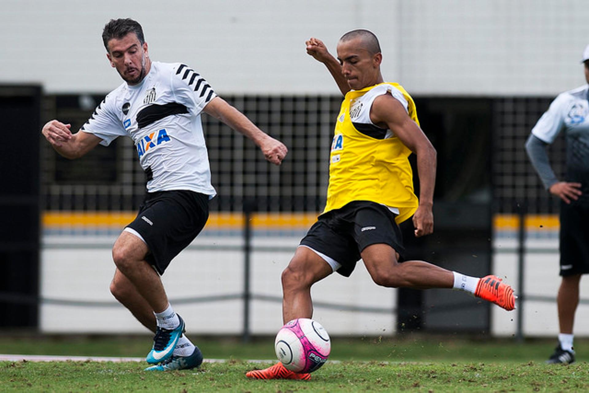 Lucas Lourenço com o cabelo raspado em treino profissional do Santos