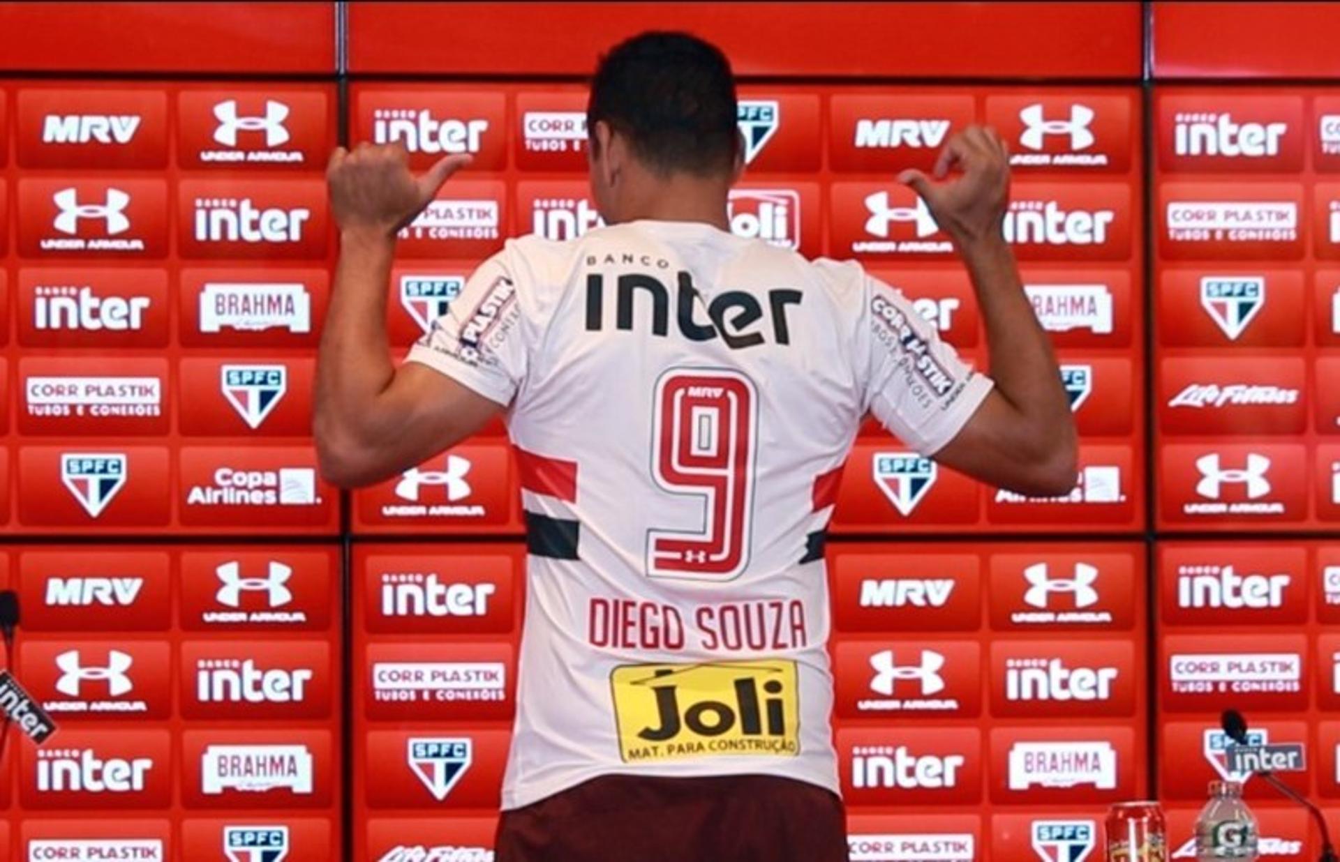 O atacante Diego Souza foi a principal contratação do São Paulo para a temporada