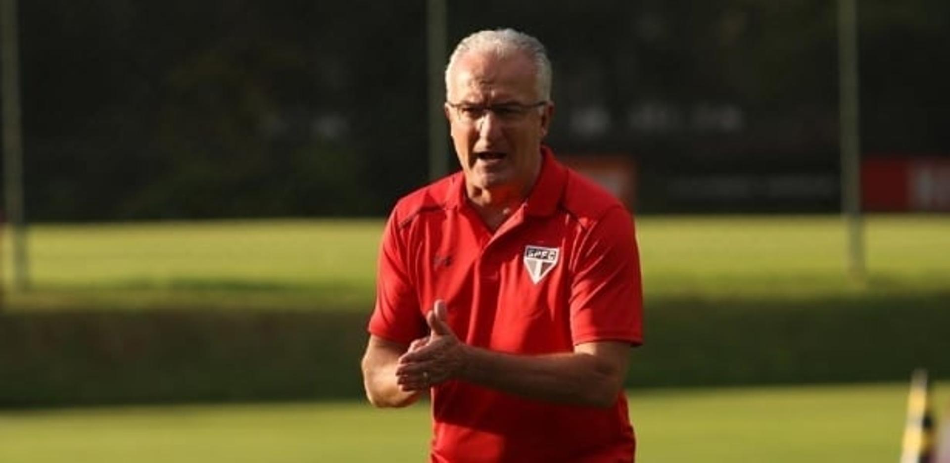 Dorival Júnior ainda quer "um ou dois atacantes" para o São Paulo, pedindo à diretoria alguém com características de jogar pelos lados, e Marinho, ex-Vitória e hoje na China, interessa. Mas o técnico admite que pode mudar de ideia se quem está no elenco convencer.<br><br>- Pedi elementos para jogar pelo lado. Mas, se um garoto começar a ocupar espaço, diminuo a solicitação - avisou o treinador, que tem candidatos a fazê-lo mudar de ideia quanto à necessidade de reforços no setor.