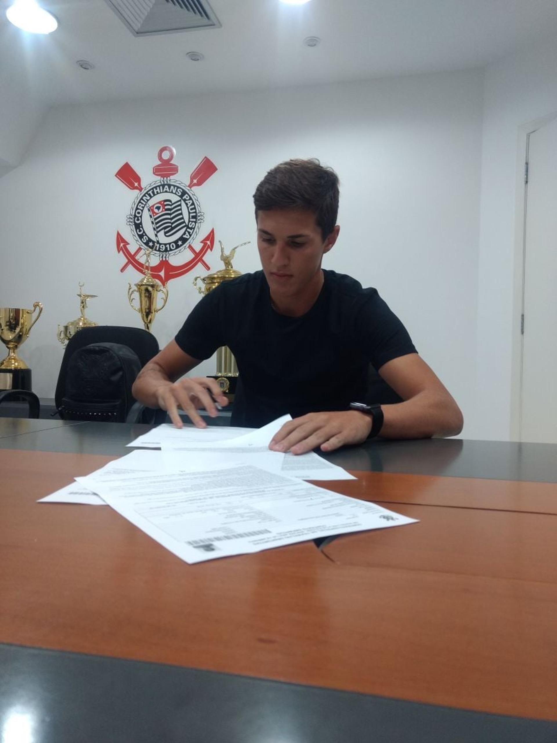 Mateus Vital assinou contrato com o Corinthians