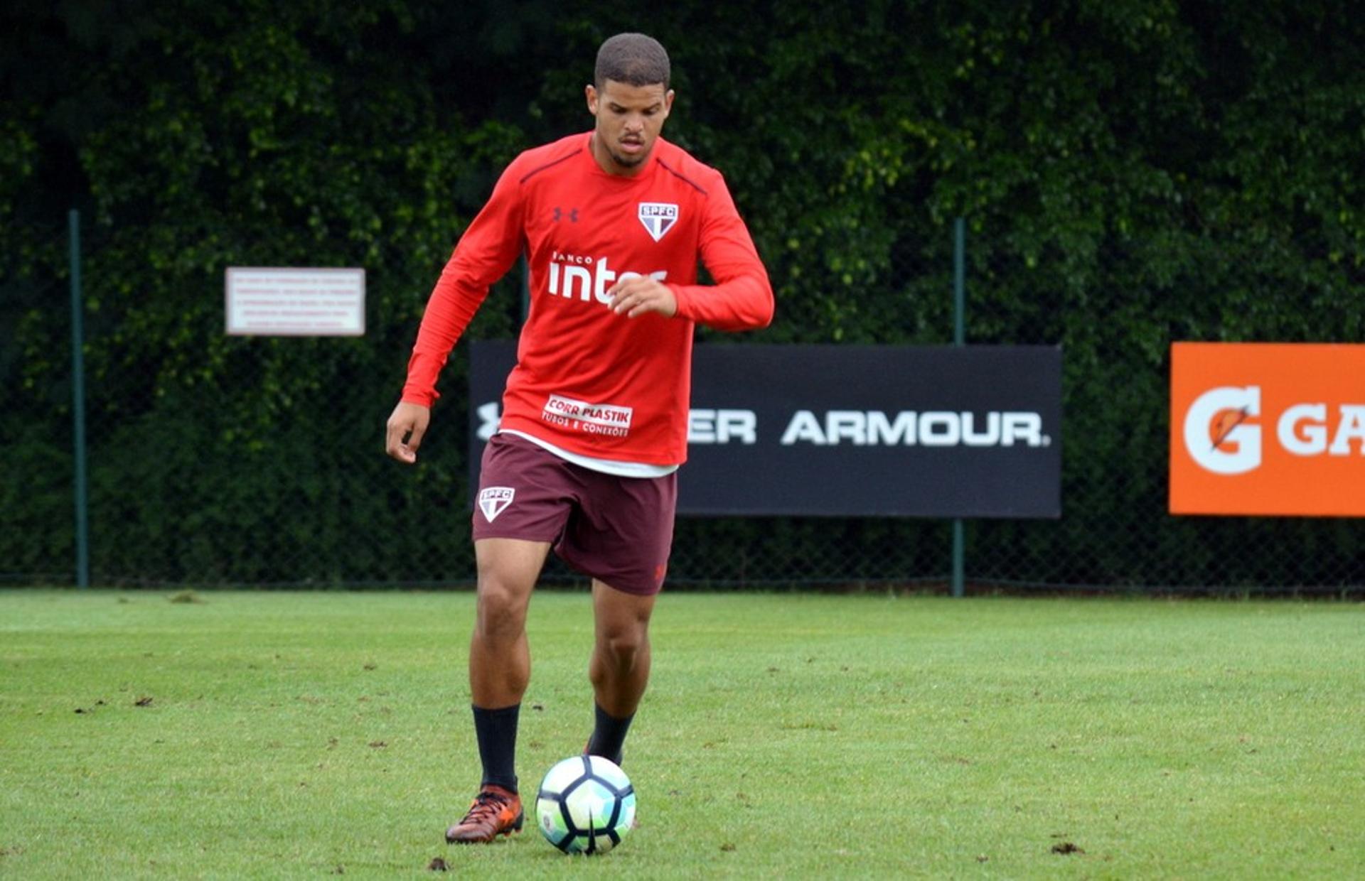 Apelidado de Didico pelo goleiro Sidão, o zagueiro Rony é outro que estreia contra o São Bento