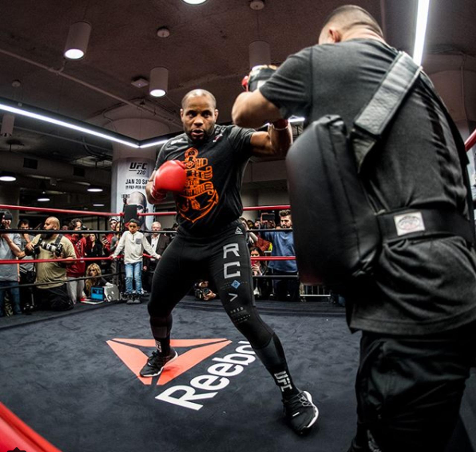 Daniel Cormier participa de treino aberto do UFC 220