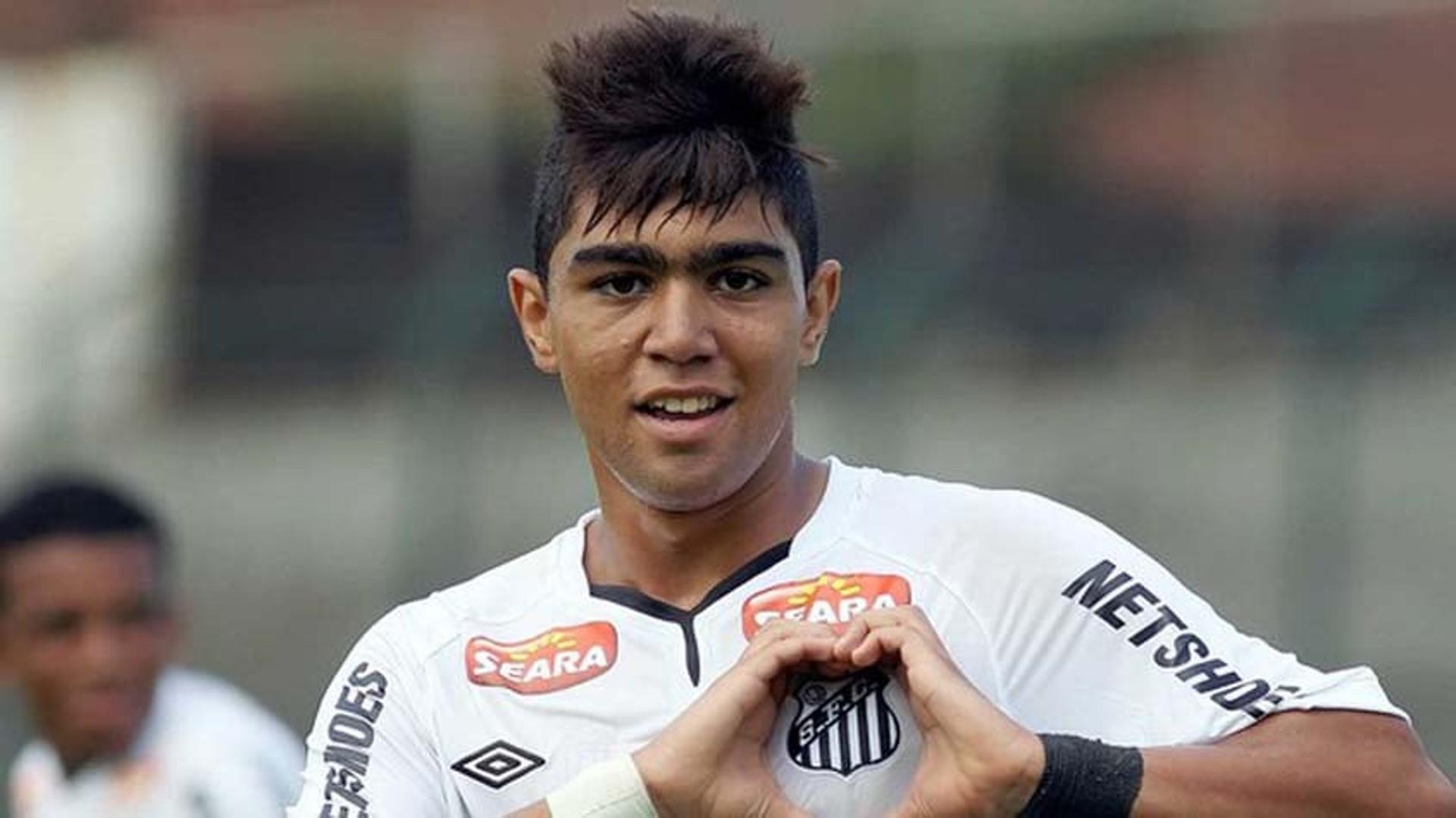 Gabriel Barbosa, o Gabigol, foi formado nas categorias de base do Santos. Ele foi uma das pérolas descobertas pelo ex-jogador Zito (falecido em 2015). Chegou ao clube aos oito anos e ficou famoso por fazer muitos gols antes de se profissionalizar&nbsp;