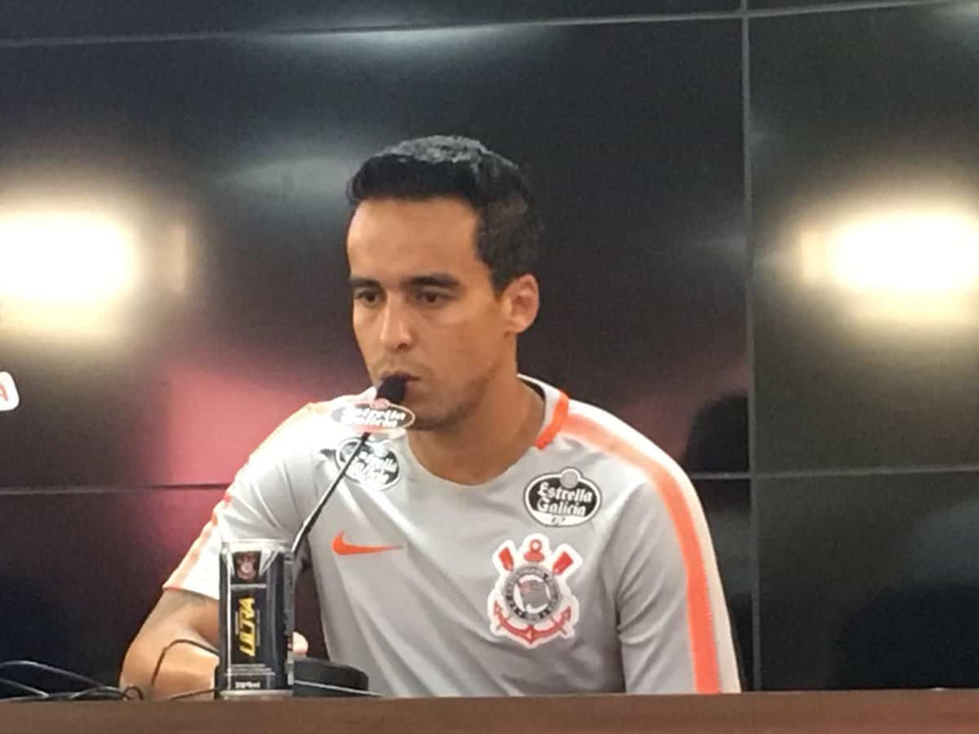 Jadson falou nesta segunda no Corinthians