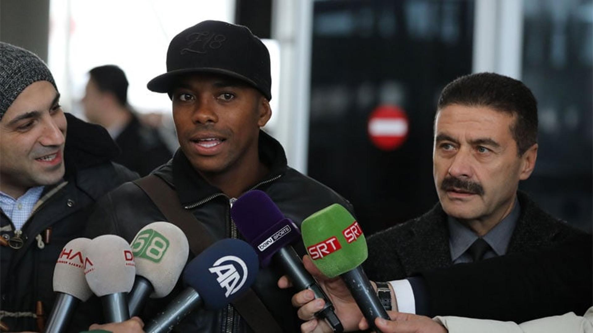 Robinho na chegada ao Sivasspor