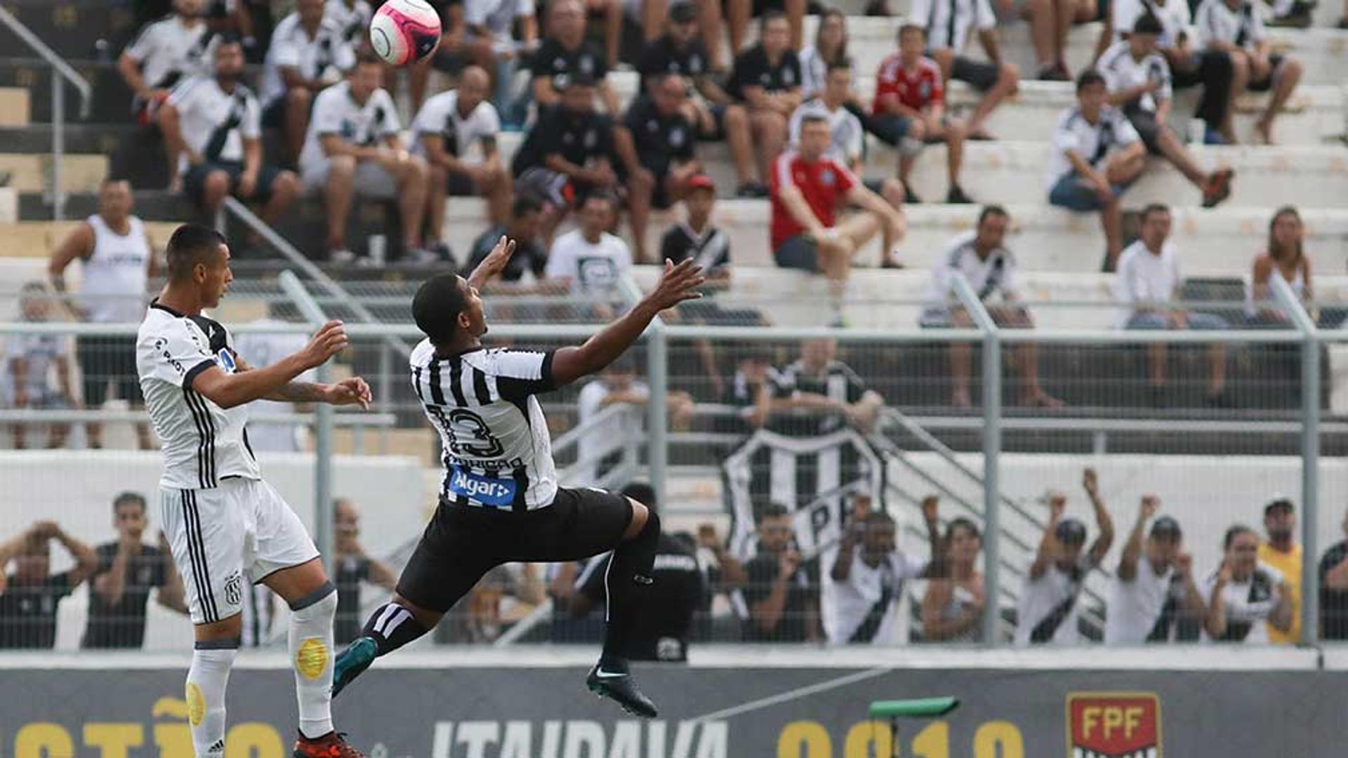 O Santos venceu a Ponte Preta por 2 a 1, com atuações&nbsp; surpreendentes no final do jogo. Rodrygo, em pouco tempo em campo, deu trabalho para a defesa rival e marcou o gol da vitória. Sasha marcou o primeiro com assistência de Copete e Arthur Gomes repetiu o bom futebol contra o Linense e Bragantino. Veja as notas do LANCE! (por Gabriela Brino)