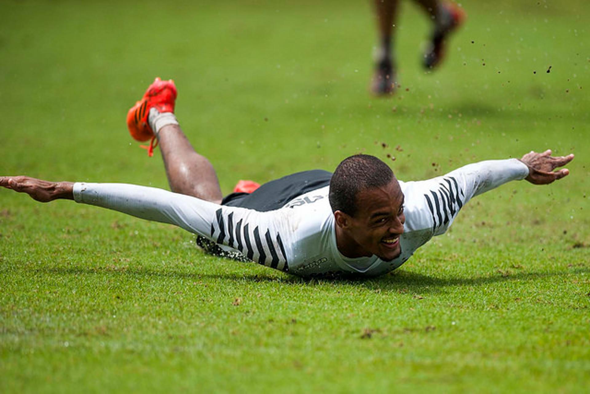 Luiz Felipe ganha sequência no Santos como titular