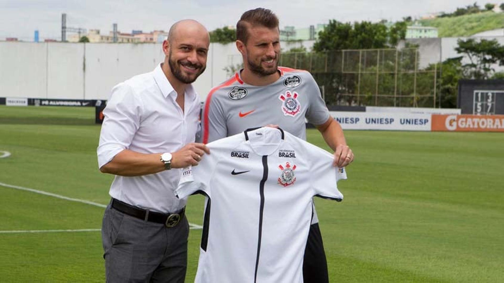 Henrique em sua apresentação pelo Corinthians