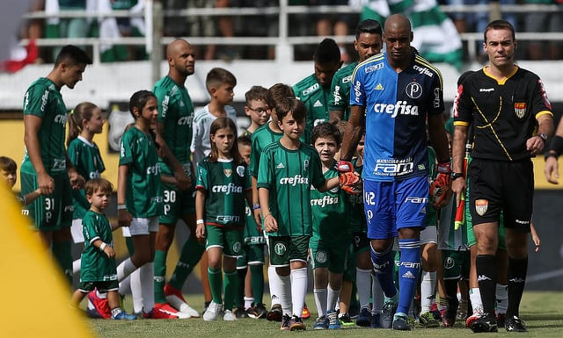 O Palmeiras encerrou no domingo sua pré-temporada. Até o último fim de semana, a comissão técnica ainda aplicou aos jogadores cargas de trabalho como na preparação do Paulista, intercalando com atividades de campo. O time respondeu bem: além de conseguir trabalhar melhor a parte física, o Verdão é o único 100% no Estadual. No domingo será o principal teste de 2018, contra o Santos, no Allianz Parque. Como chega a equipe? Confira a análise a seguir.