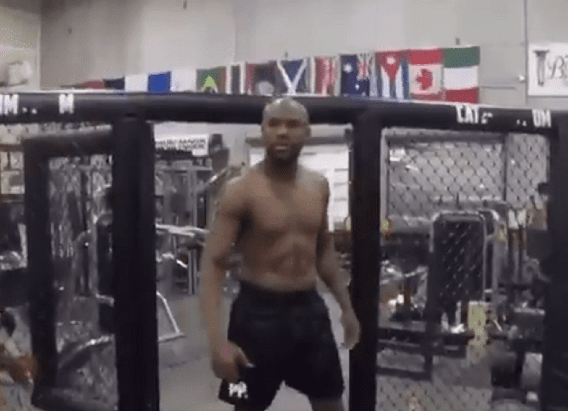 Floyd Mayweather entrou em cage e publicou vídeo na internet