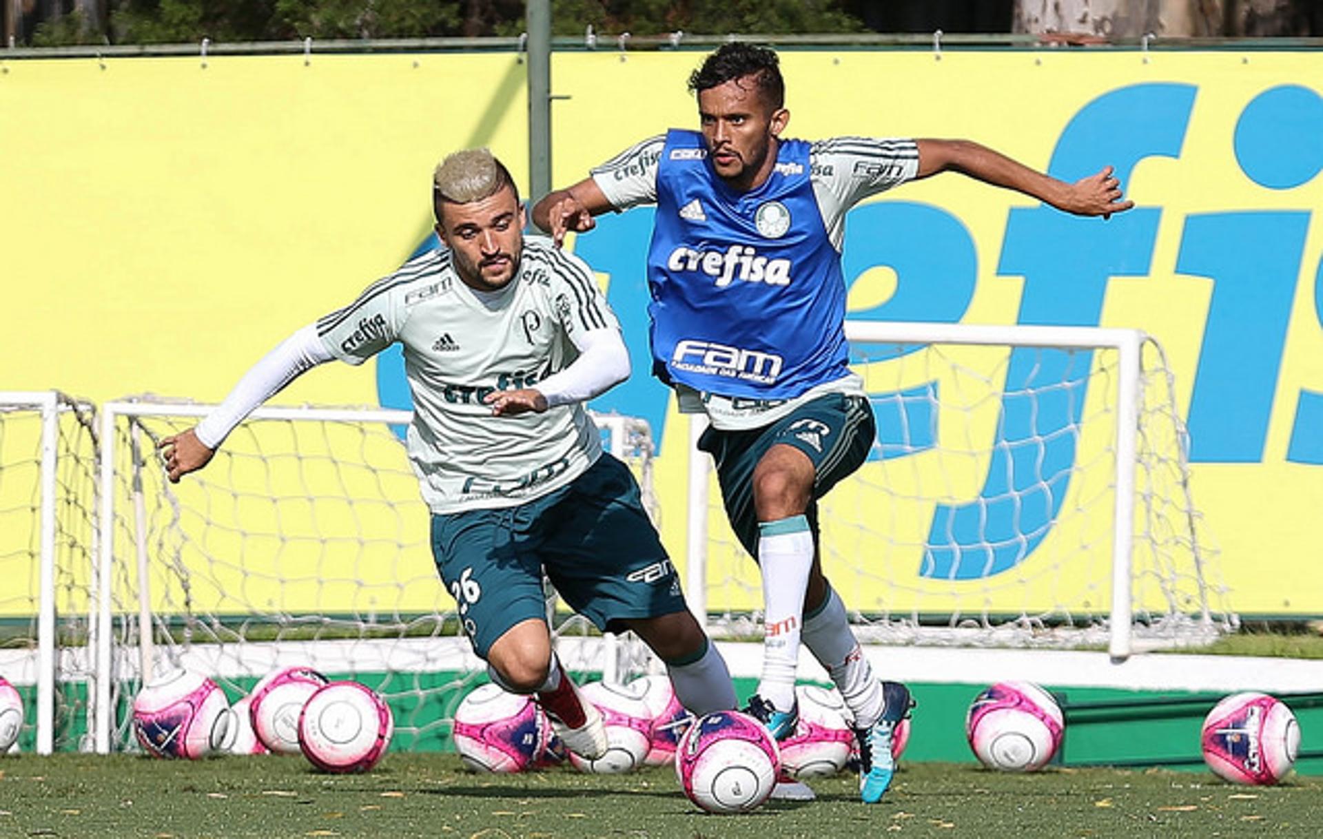 Gustavo Scarpa encara a marcação de Victor Luis em treino