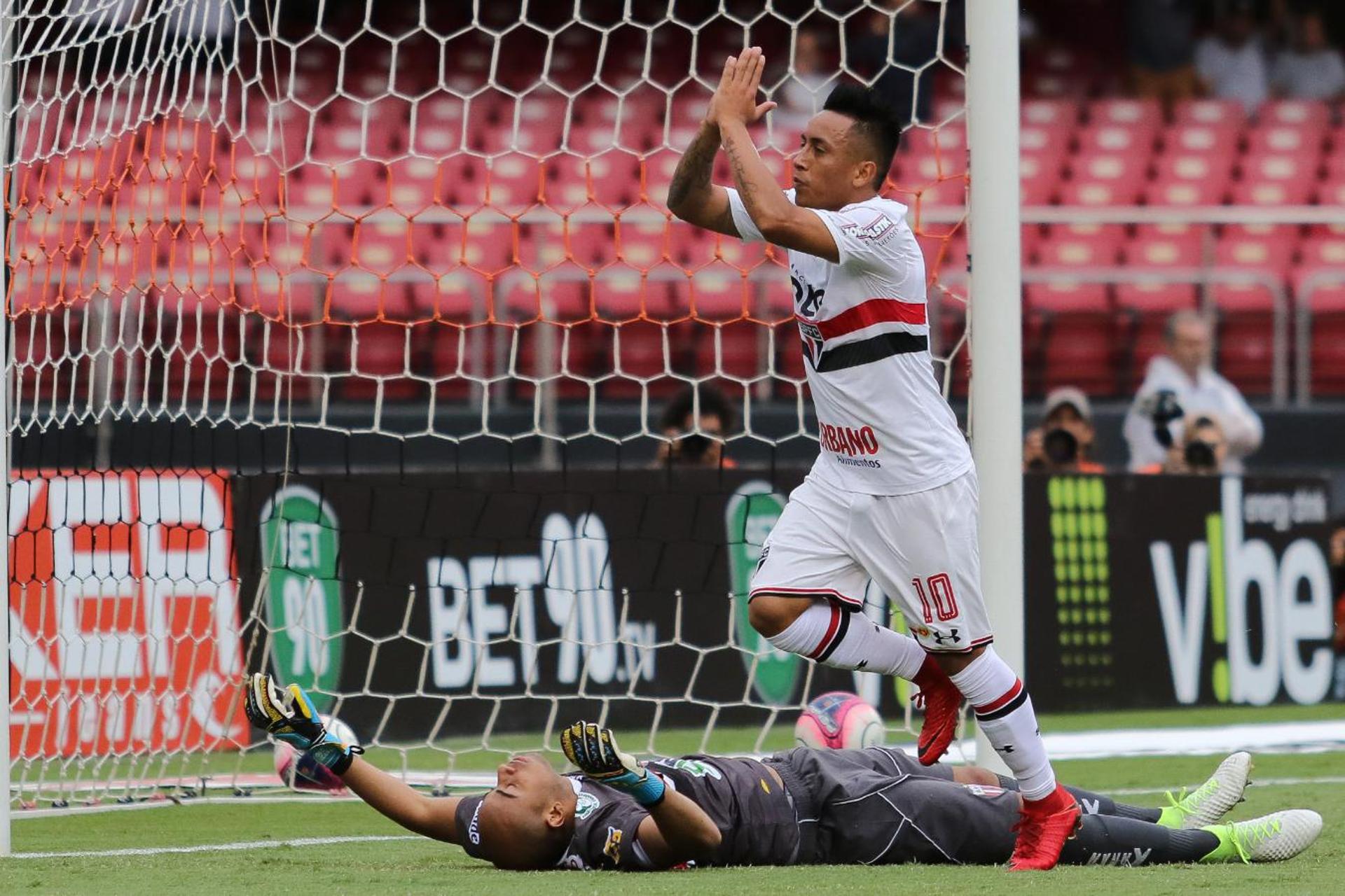 Com gols no segundo tempo, o São Paulo bateu o Botafogo-SP por 2 a 0, em duelo do Paulistão, no Morumbi. Nenê estreou, foi titular, mas Diego Souza e Cueva (que saiu do banco no primeiro jogo após ser reintegrado) foram os principais nomes do Tricolor, balançando as redes. Veja as notas para os jogadores do São Paulo. (Por Alê Guariglia -&nbsp;superraiox@lancenet.com.br)