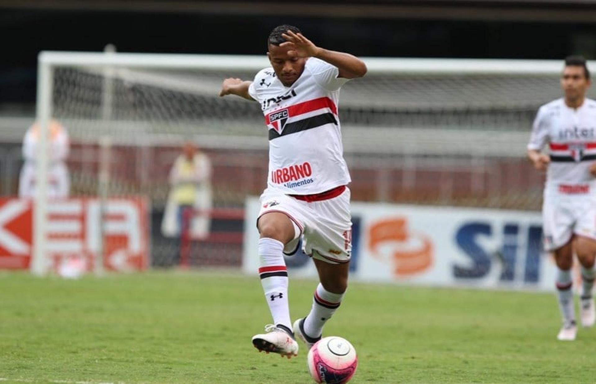 Reinaldo foi exaltado pela torcida até quando errou em sua volta ao Morumbi