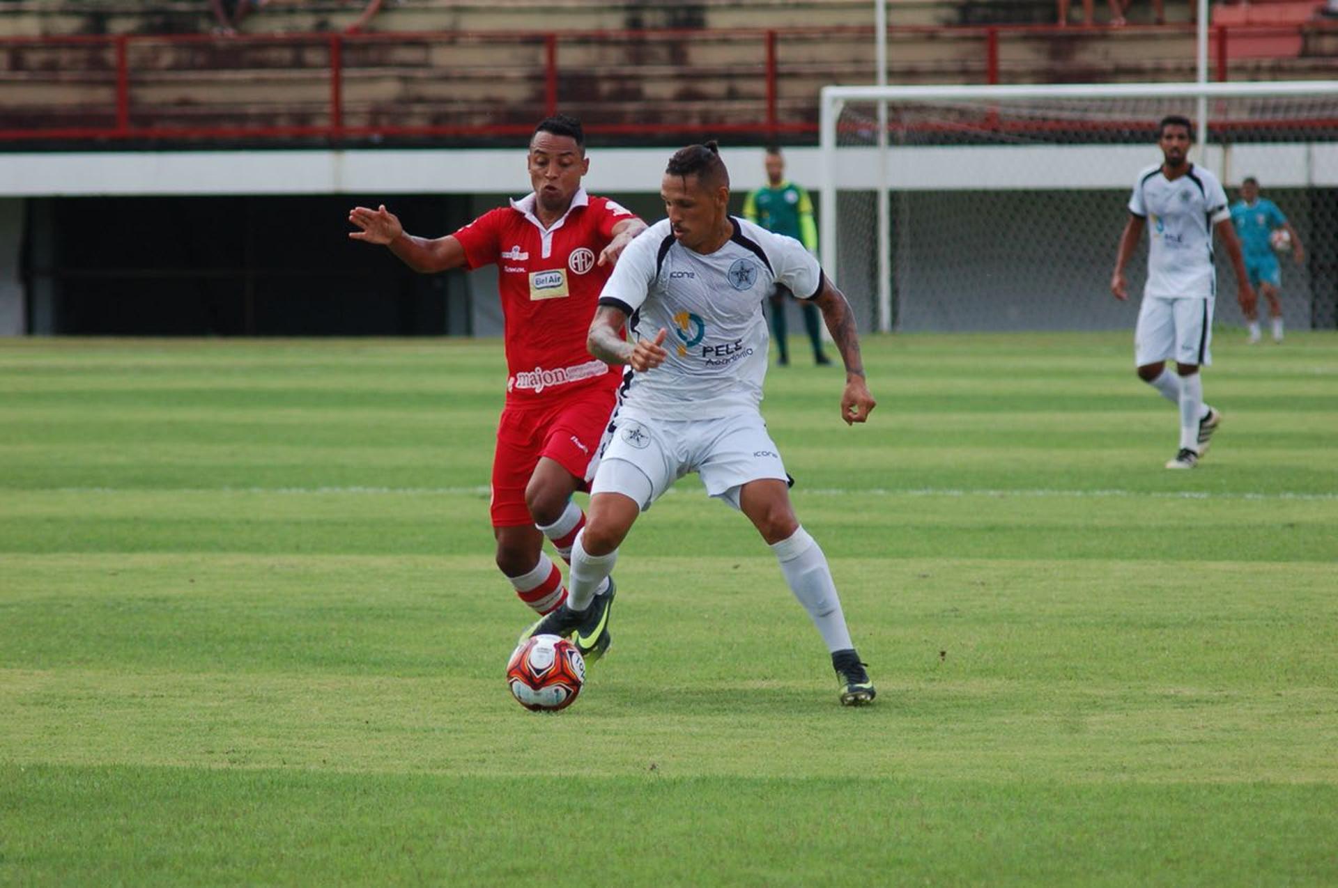 América, irreconhecível, perde em casa