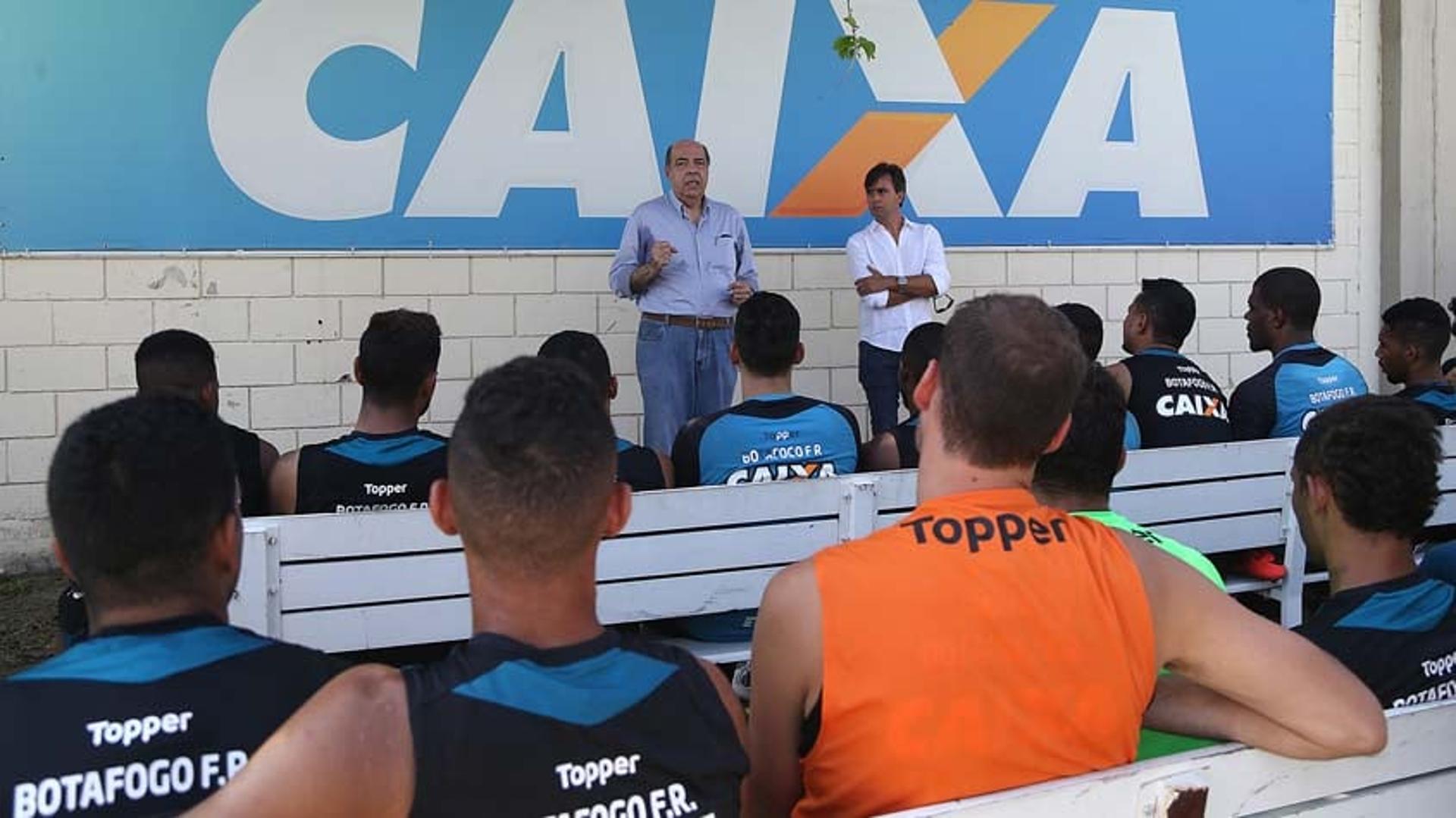 Nelson Mufarrej e Gustavo Noronha com o elenco do Botafogo