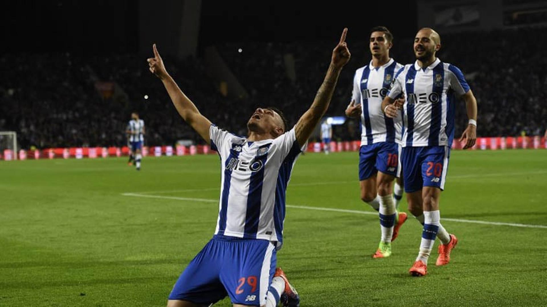 Tiquinho Soares (Porto) - O Porto entrou em campo para encarar o Sporting, pela ida das semi da Taça de Portugal, com quatro brasileiros. Felipe, Alex Telles, Otávio e Tiquinho Soares estiveram presentes, e o último, no segundo tempo, fez o único gol do c