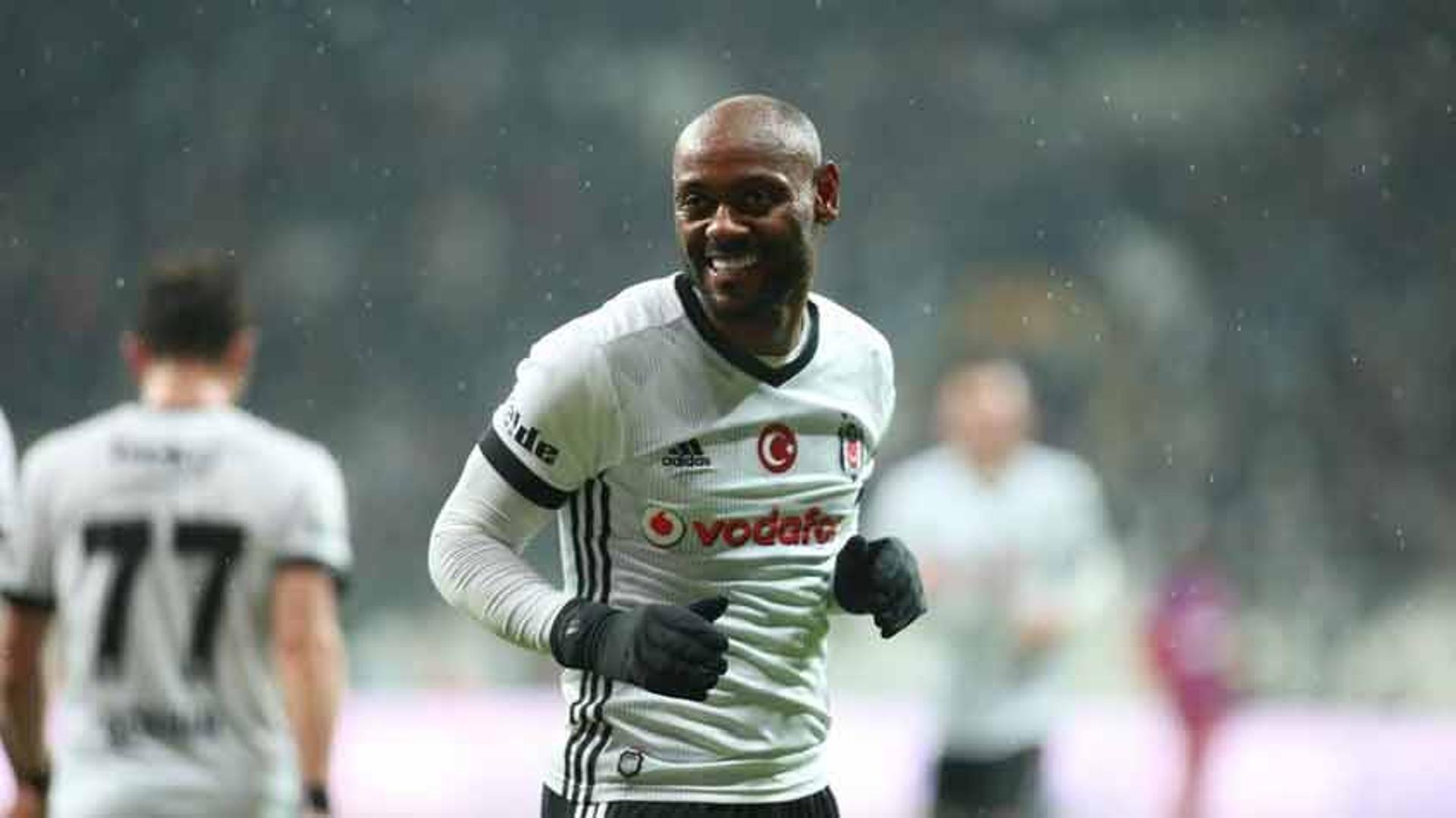 Love comemorando o gol hoje no Besiktas