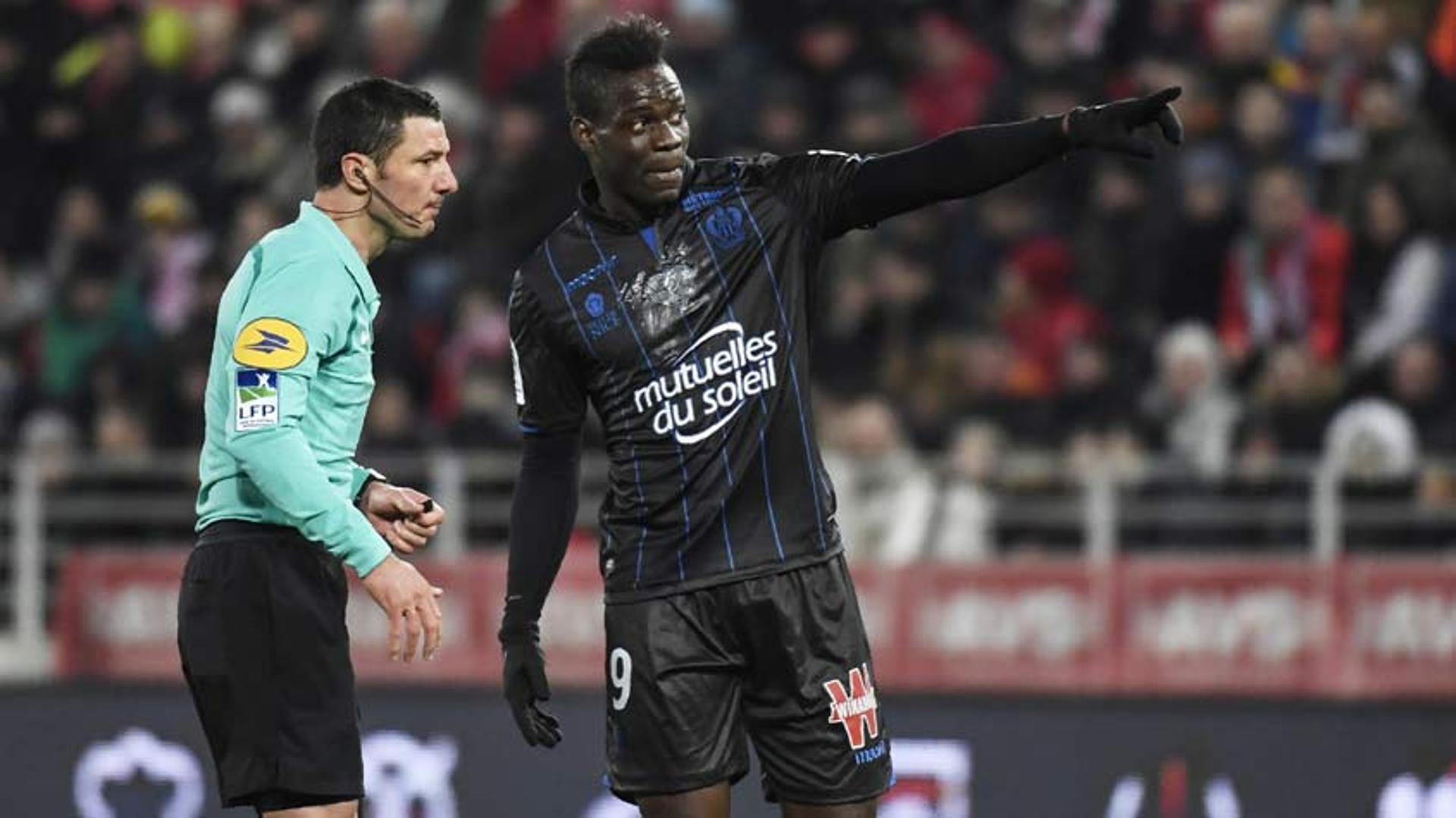 Balotelli conversando com o árbitro no jogo entre Dijon x Nice