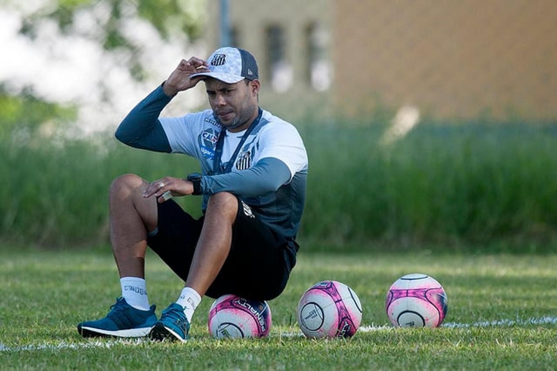 Jair Ventura resolveu questões do ataque do Santos