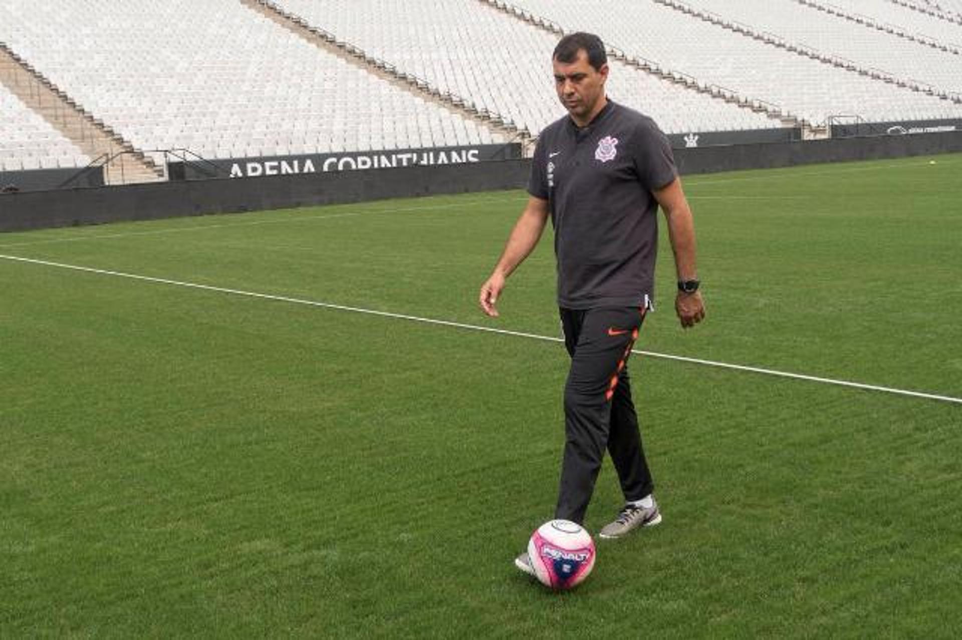 Carille comandou treino na Arena