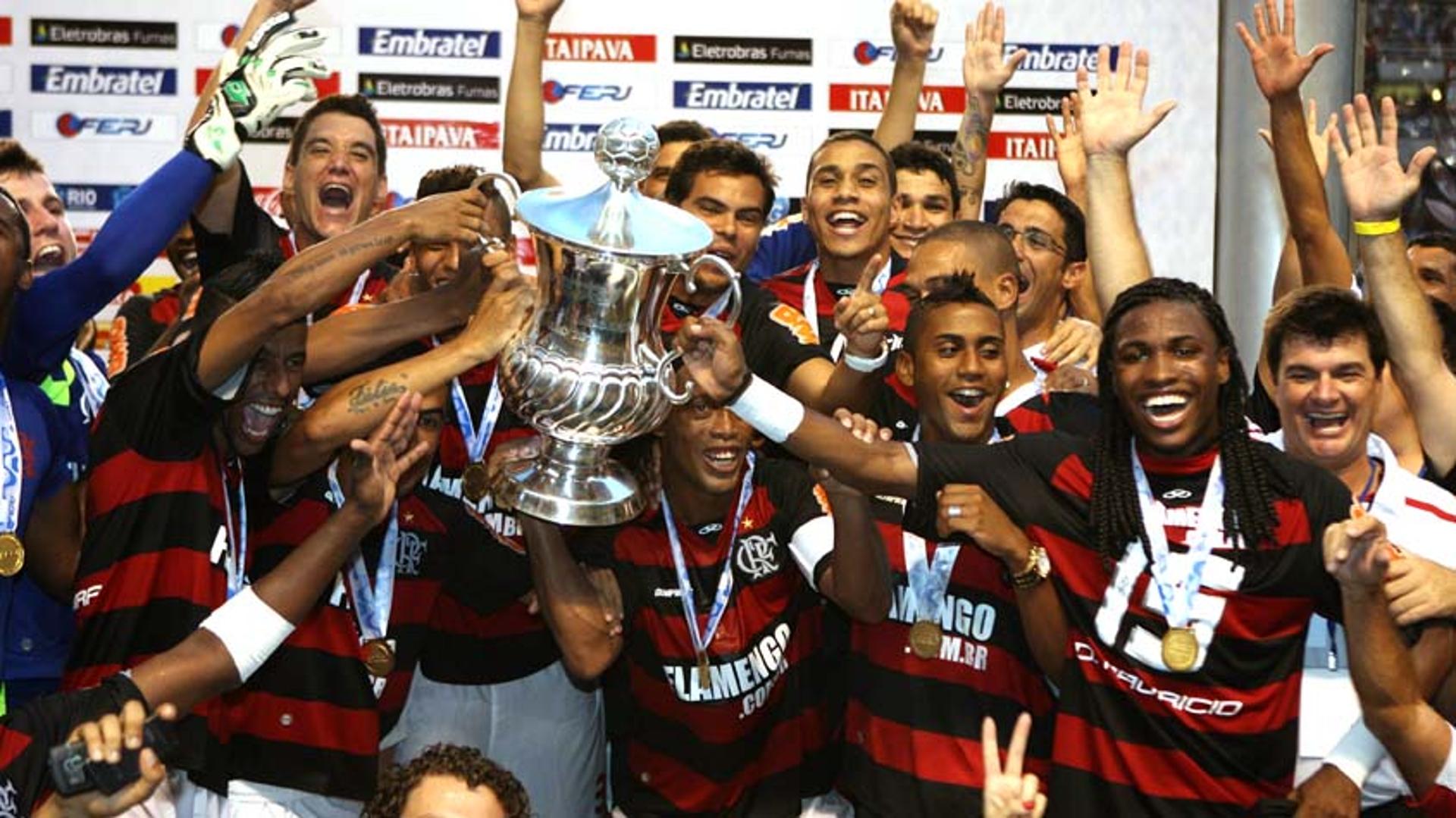 A decisão da Taça Guanabara de 2018 vai colocar Flamengo e Boavista frente a frente. A final, entretanto, não é inédita. No dia 27 de fevereiro de 2011, as equipes decidiram o título da competição. O Rubro-Negro levou a melhor e venceu por 1 a 0, no Nilton Santos, com belo gol de falta de Ronaldinho Gaúcho. Você lembra por onde andam os campeões que estiveram em campo naquela partida? O LANCE! mostra o cenário atual dos que conquistaram o caneco.