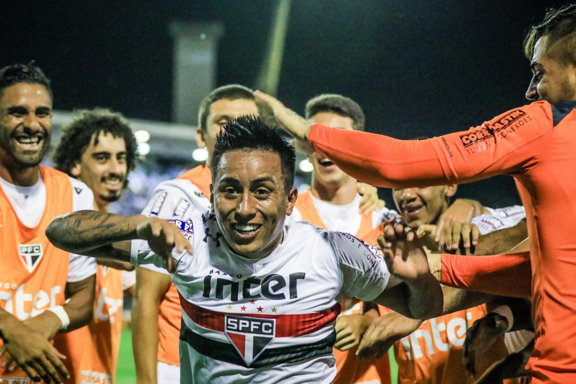 O São Paulo fez um primeiro tempo praticamente sem inspiração, mas voltou do intervalo mais ajustado e definiu rapidamente a classificação para a terceira fase da Copa do Brasil. Cueva foi o melhor em campo na vitória tricolor por 2 a 0, seguido por Marcos Guilherme. Confira as avaliações do LANCE! (por William Correia - williamcorreia@lancenet.com.br)