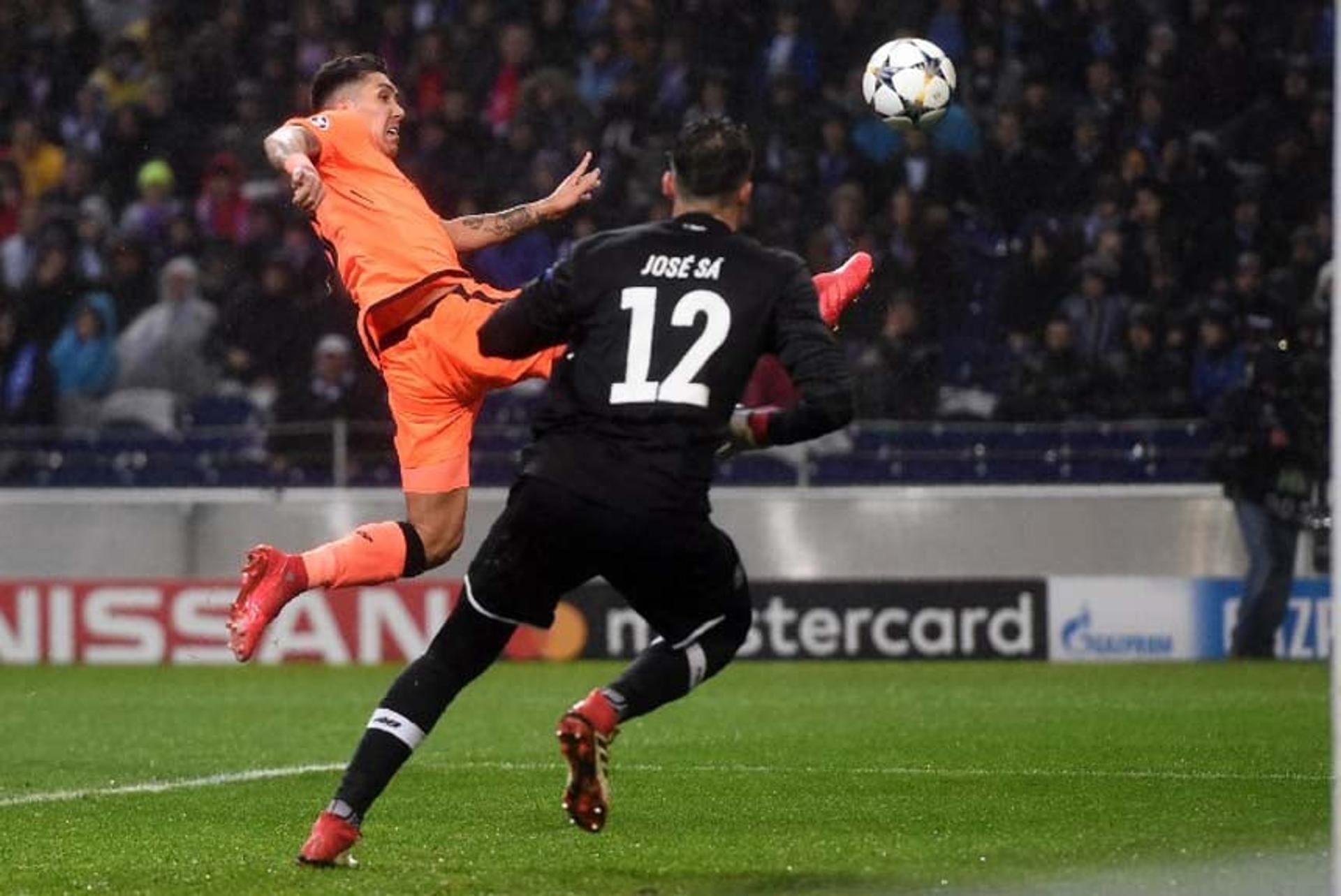 Roberto Firmino (Liverpool): O atacante confirmou a boa fase na carreira (talvez a melhor) e teve mais uma grande atuação pelos Reds. Na goleada por 5 a 0, contra o Porto, em Portugal, o atacante brasileiro fez um gol, deu assistência e foi, de novo, um dos melhores em campo. Na Champions, já são sete gols, e Firmino se mantém na artliharia da equipe na competição. Se fizer mais um gol, o brasileiro supera a lenda do Liverpool, Steve Gerrard, que com sete gols, é o jogador com mais gols tentos pelo clube em uma edição de Champions League.