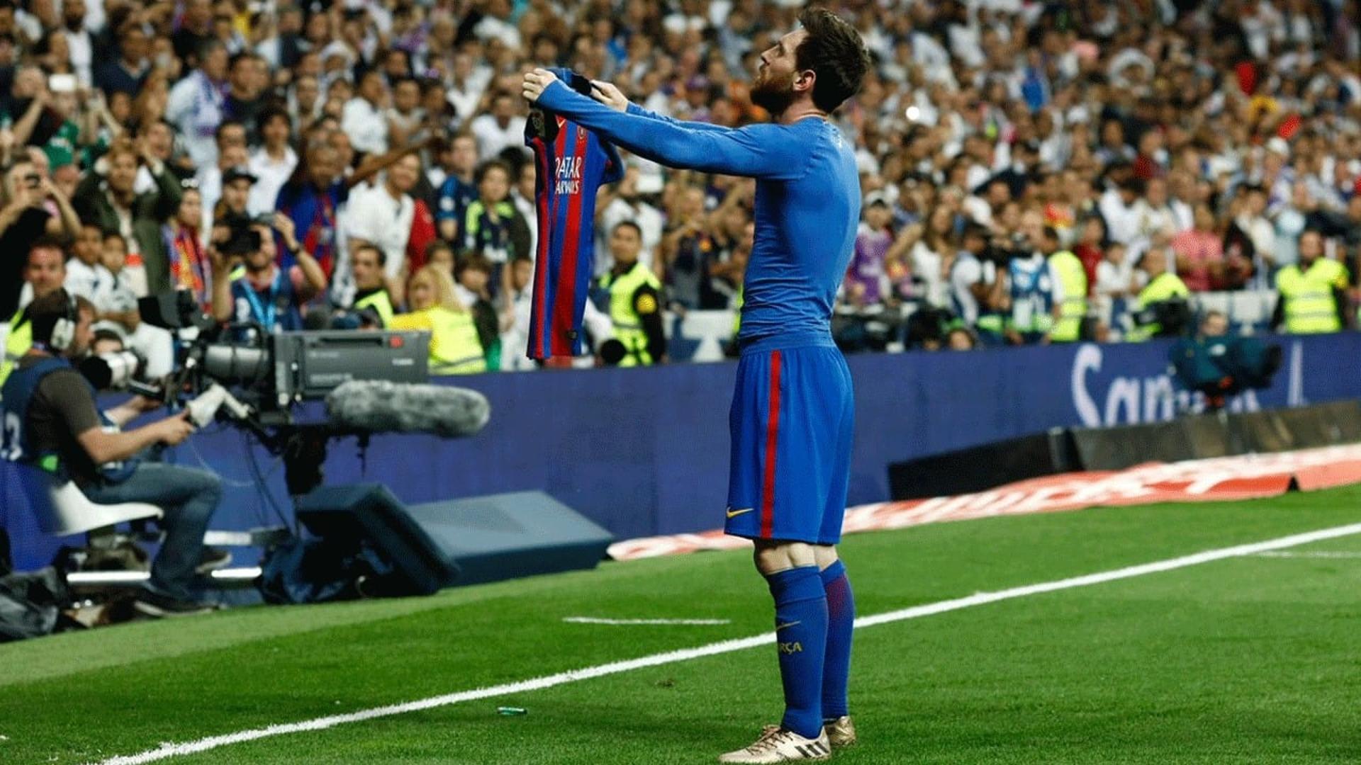 Em abril do ano passado, após marcar o gol da vitória no último minuto e calar o Santiago Bernabéu, Messi tirou a camisa e mostrou para torcida madrilenha