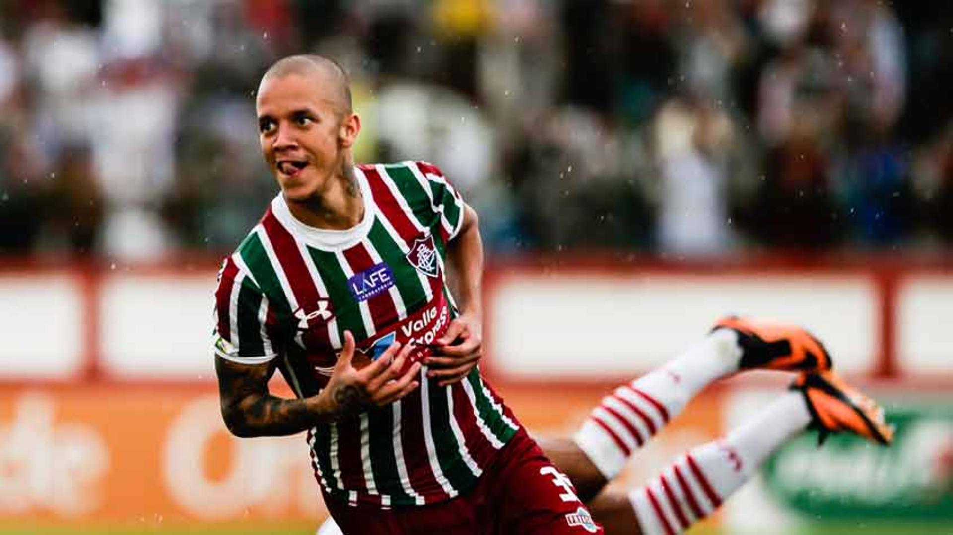 Depois de um primeiro tempo de altos e baixos, o Fluminense aproveitou a vantagem numérica na segunda etapa para garantir a vitória por 4 a 0 contra o Bangu, no Estádio Moça Bonita. O destaque da partida foi Marcos Junior, que ficou mais livre na segunda etapa e iniciou a contagem com dois gols. Responsável pelas mudanças, Abel Braga também foi elogiado.