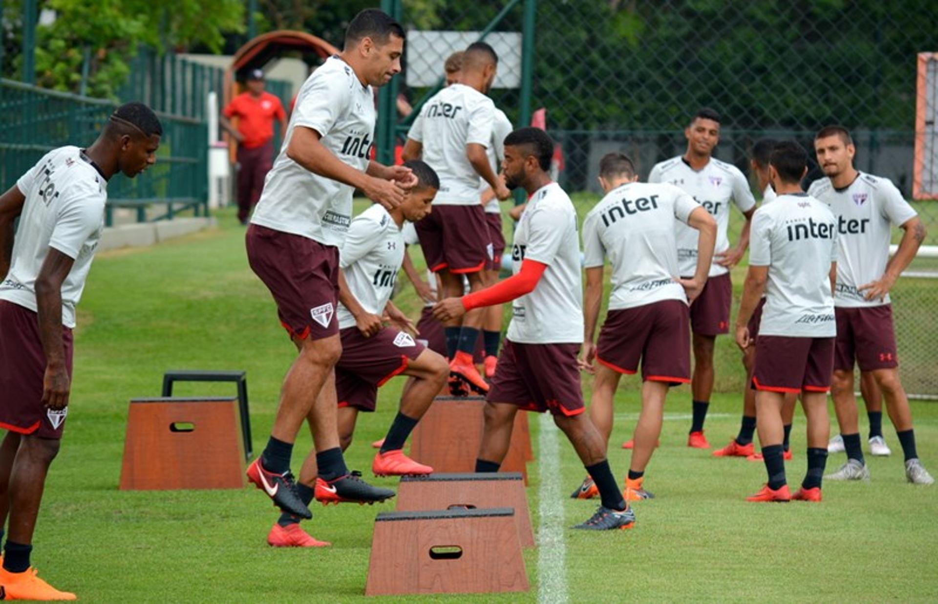 São Paulo treina para enfrentar a Ferroviária, no domingo