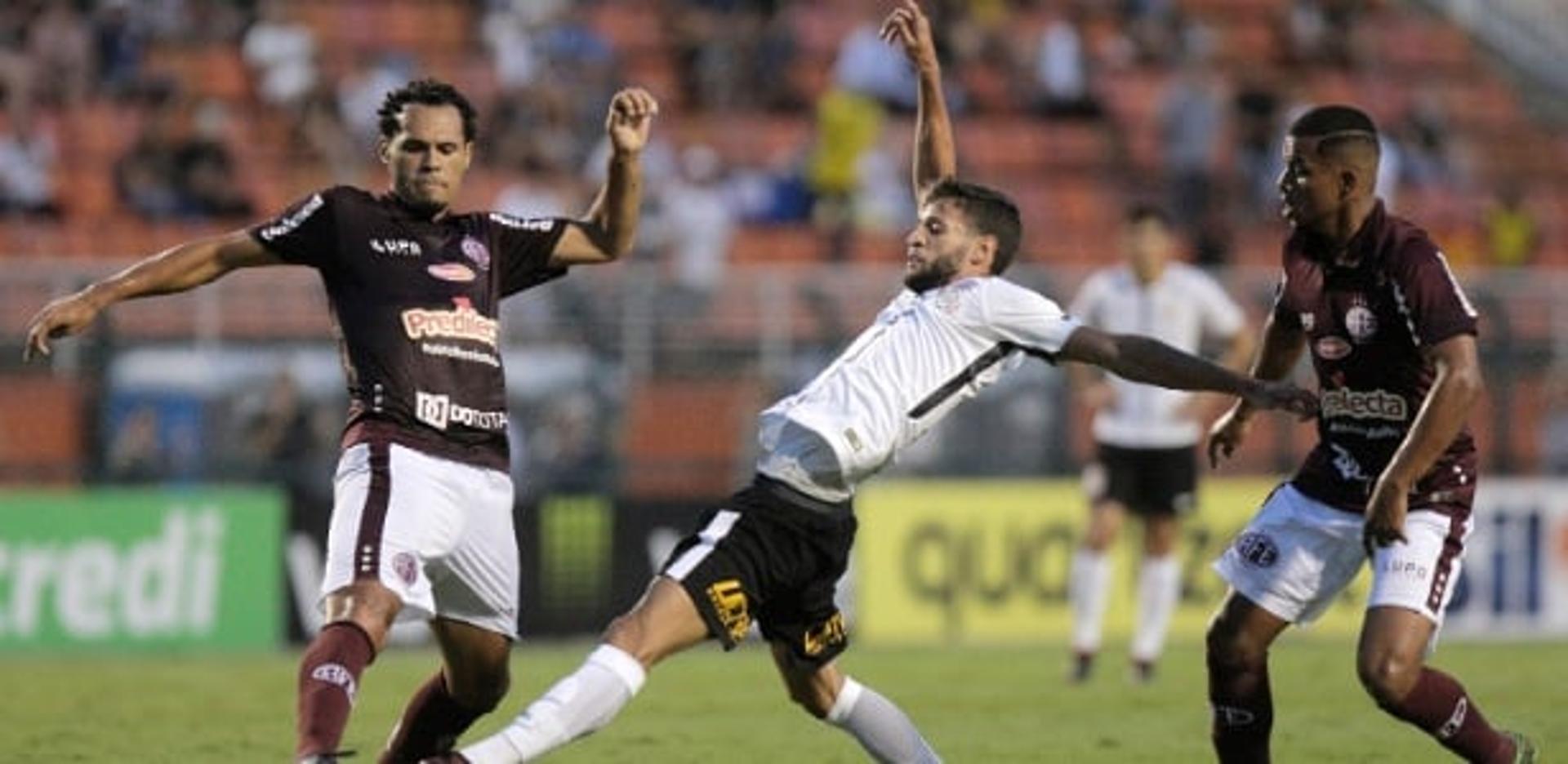 Zagueiro em ação contra o Corinthians, em partida disputada no Pacaembu