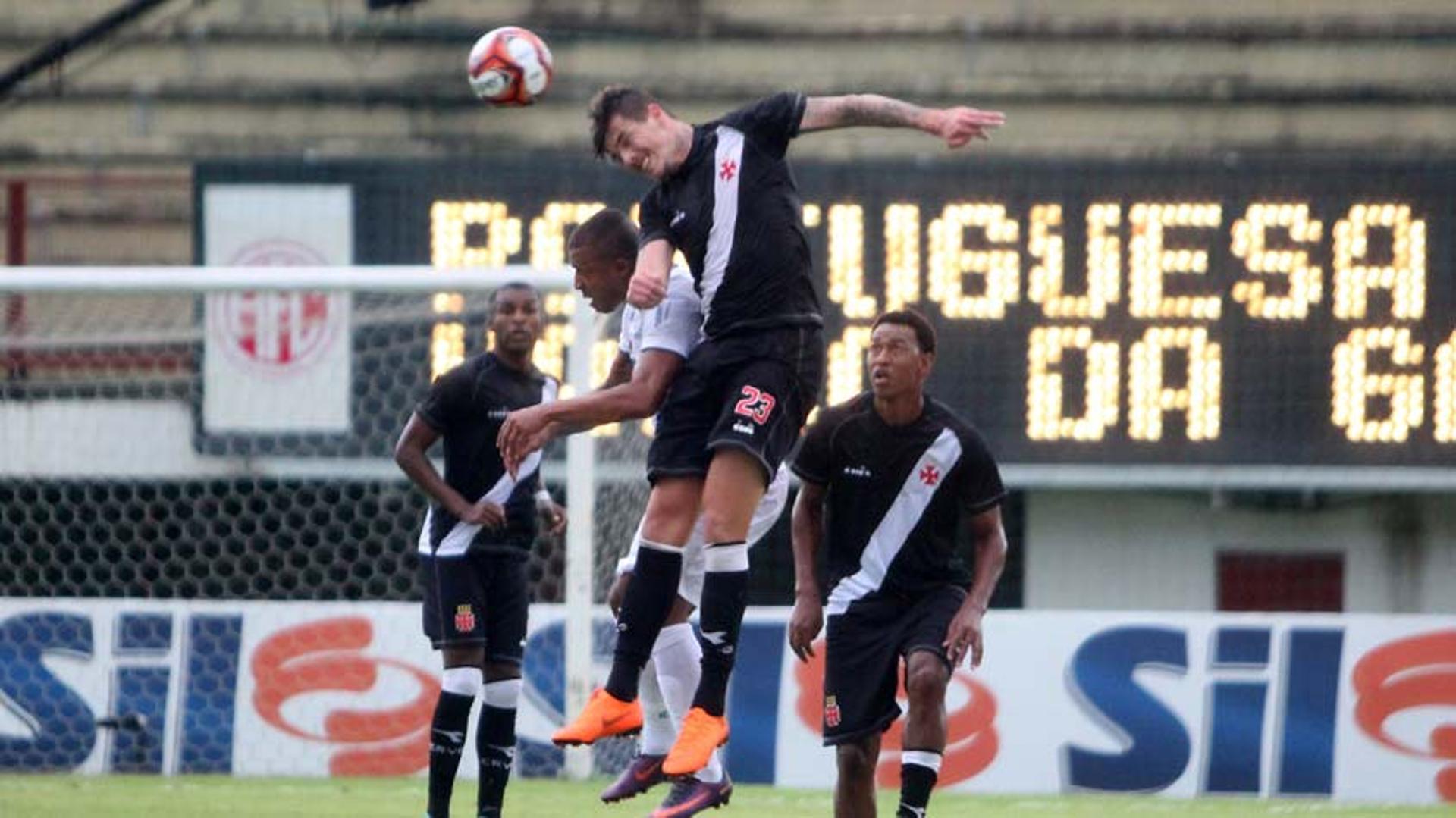 O Vasco tropeçou na Taça Rio. Neste domingo, em&nbsp;Giulite Coutinho, o Cruz-Maltino acabou derrotado pela Portuguesa-RJ: 1 a 0. Giovanni Augusto - que fez sua estreia - se salvou. Além dele, Paulo Vitor também teve rendimento positivo. Confira, a seguir, as avaliações do LANCE! (Notas por Alexandre Araújo -&nbsp;alexandrearaujo@lancenet.com.br).