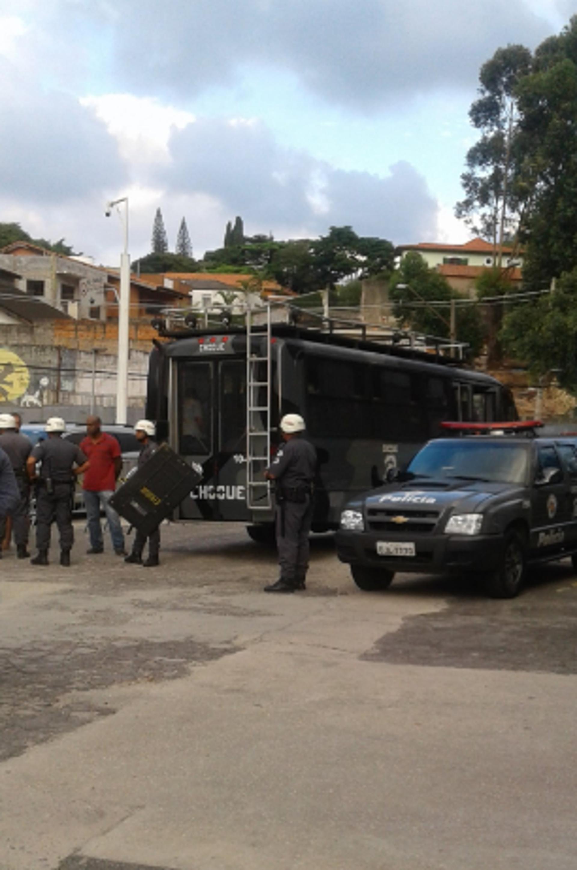 Torcedores dentro do caminhão do Batalhão de Choque, já detidos pela Polícia